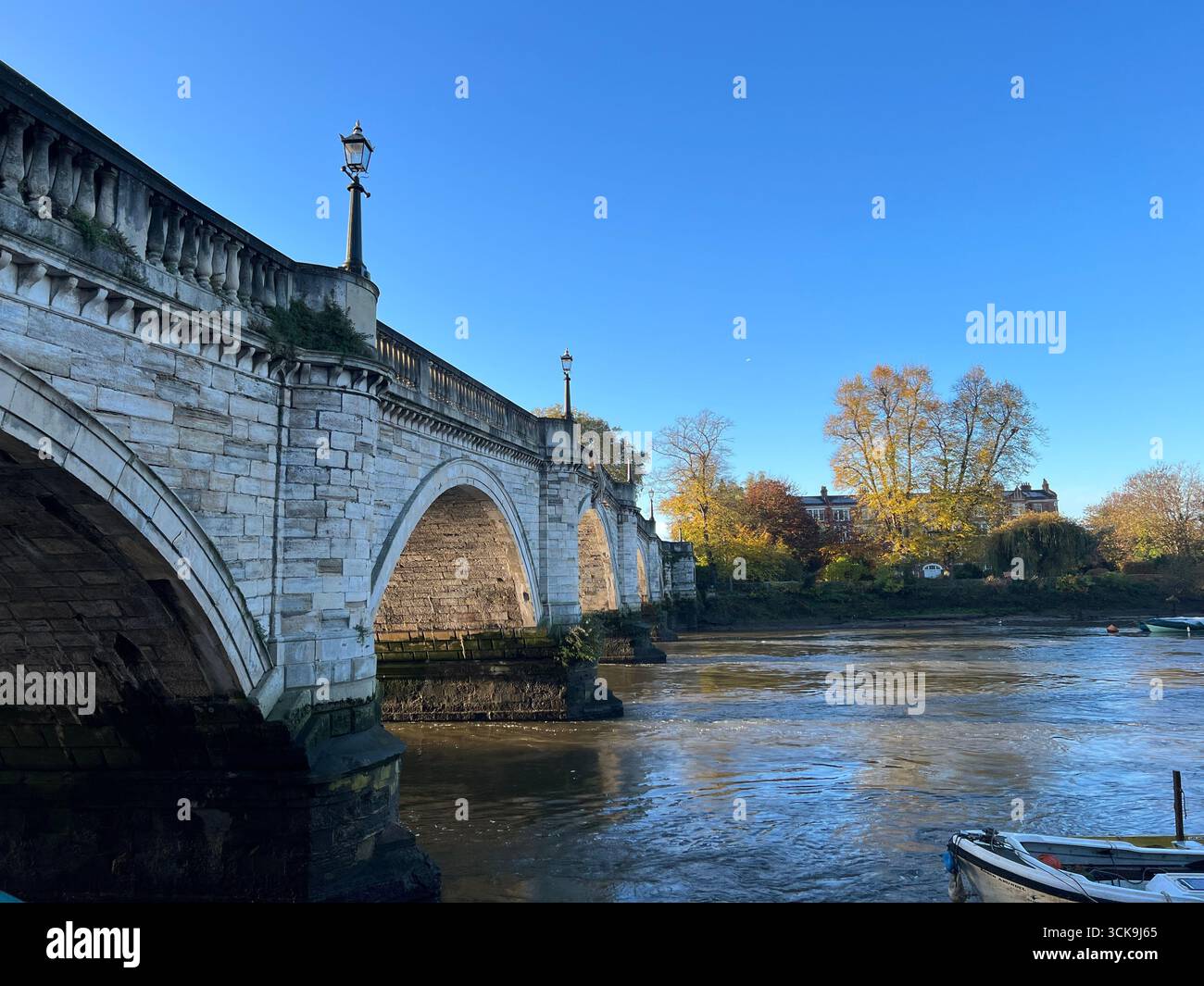 Richmond Bridge sul Tamigi nel sud-ovest di Londra, Inghilterra, Regno Unito, fotografato con luce soffusa al mattino presto. Foto Stock