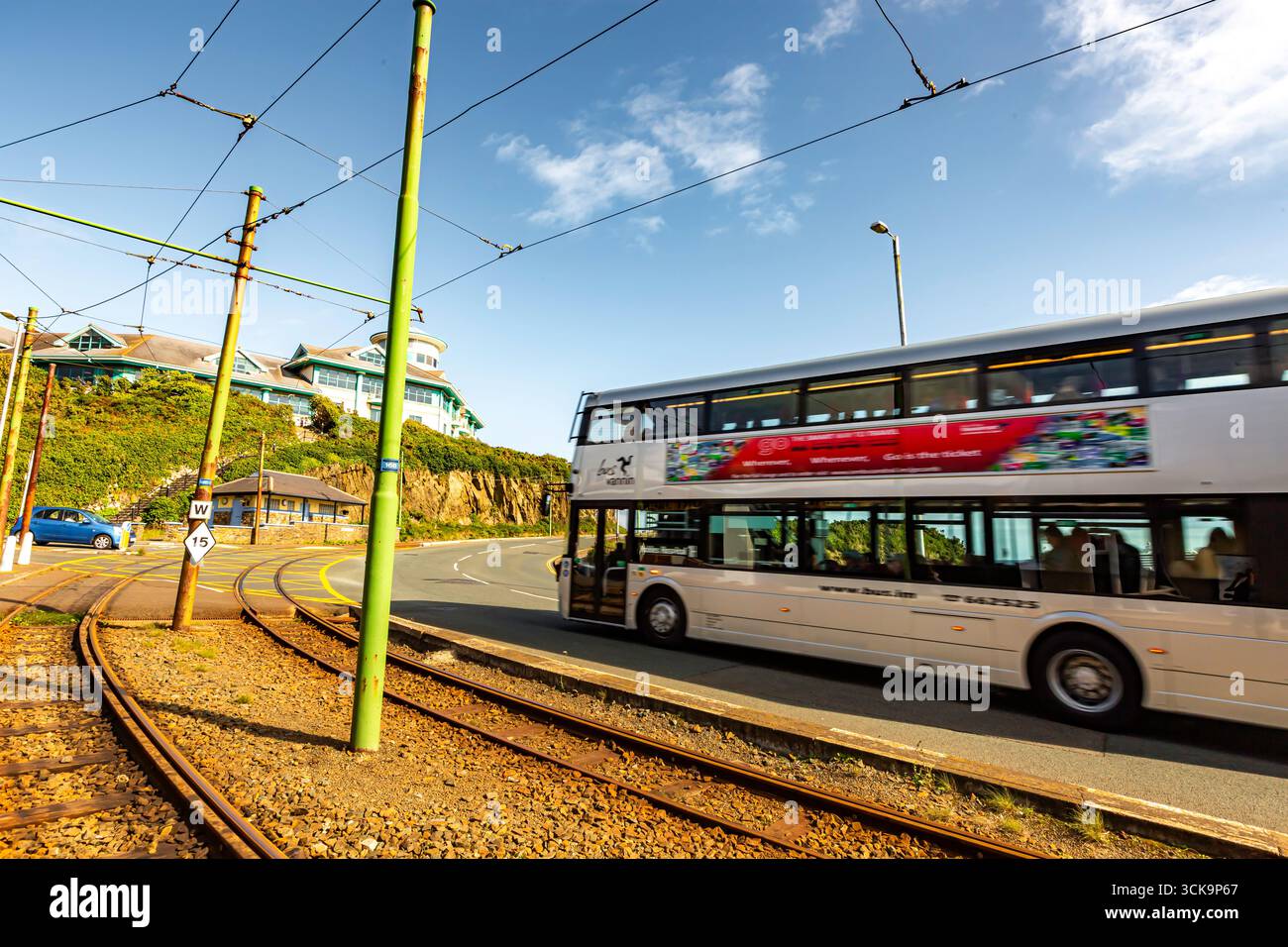 Douglas, l'autobus a due piani dell'Isola di Man 08,05,2023 sta percorrendo una strada con un palo verde sullo sfondo. L'autobus si sta muovendo rapidamente e lui è su una Foto Stock