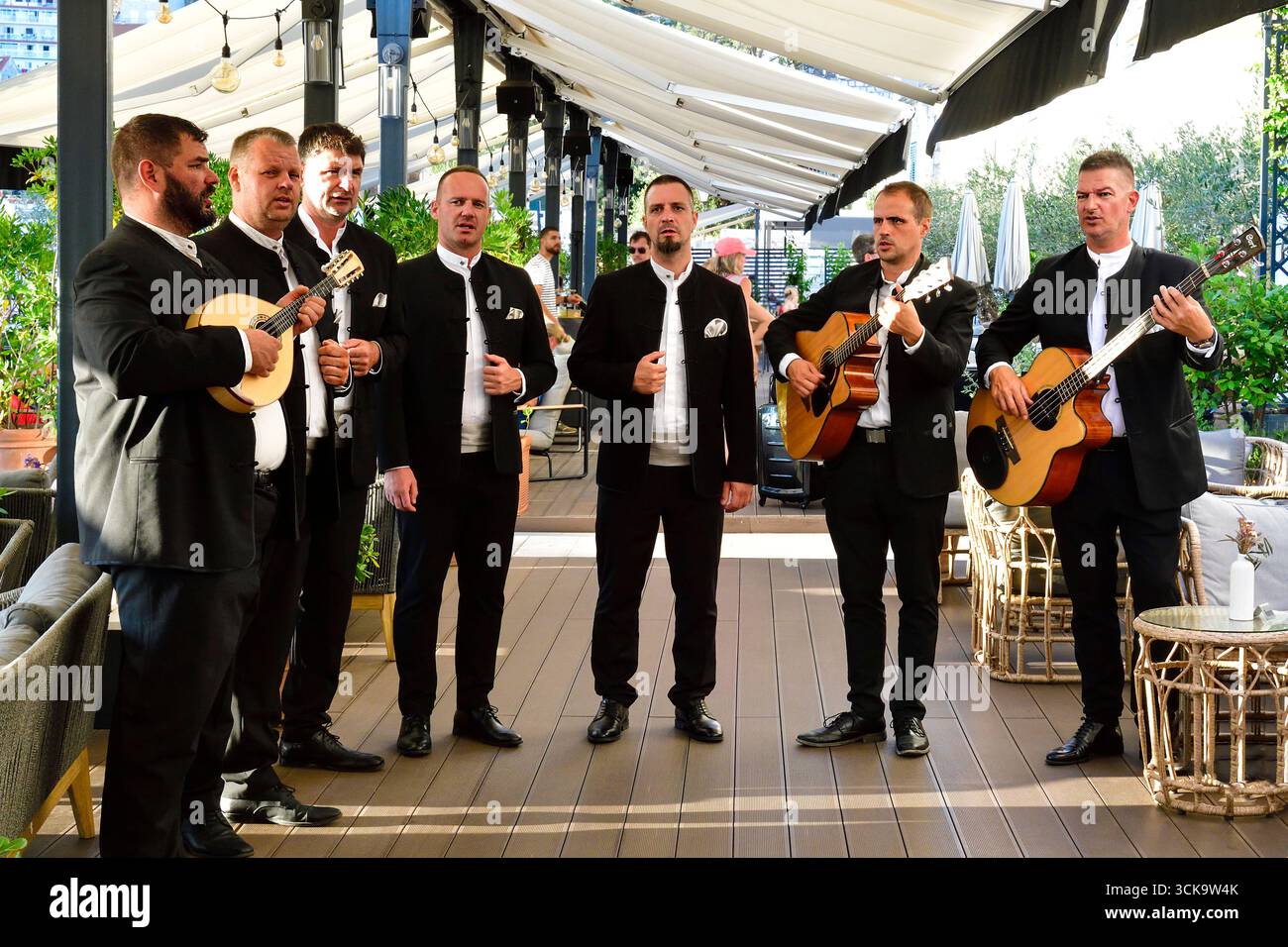 Tradizionale gruppo canoro maschile dalmata Klapa (cappella) accompagnato da strumenti musicali sull'isola croata di Hvar Foto Stock
