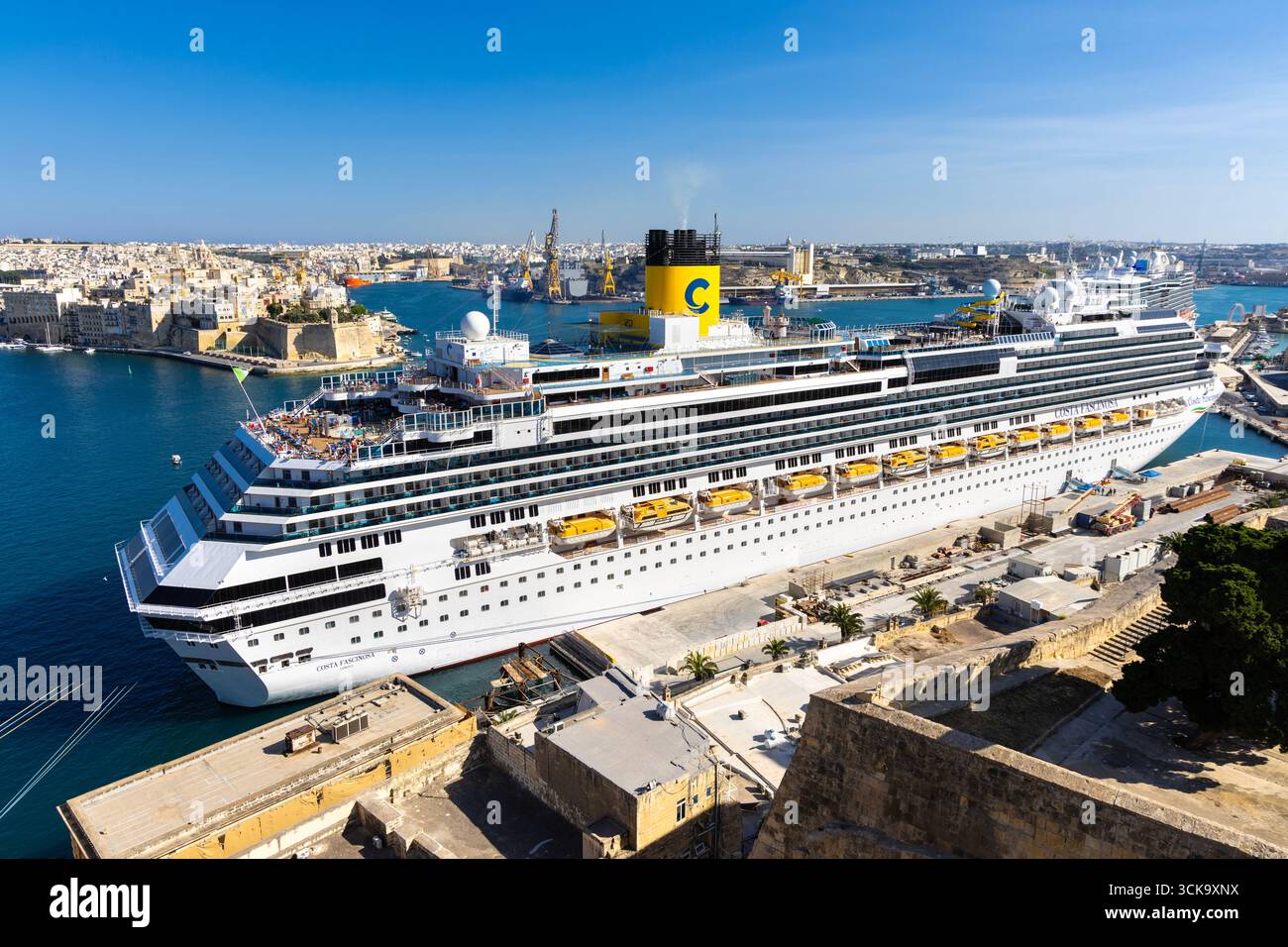 Grande nave da crociera attraccata al terminal dei traghetti di la Valletta, a la Valletta, Malta Foto Stock