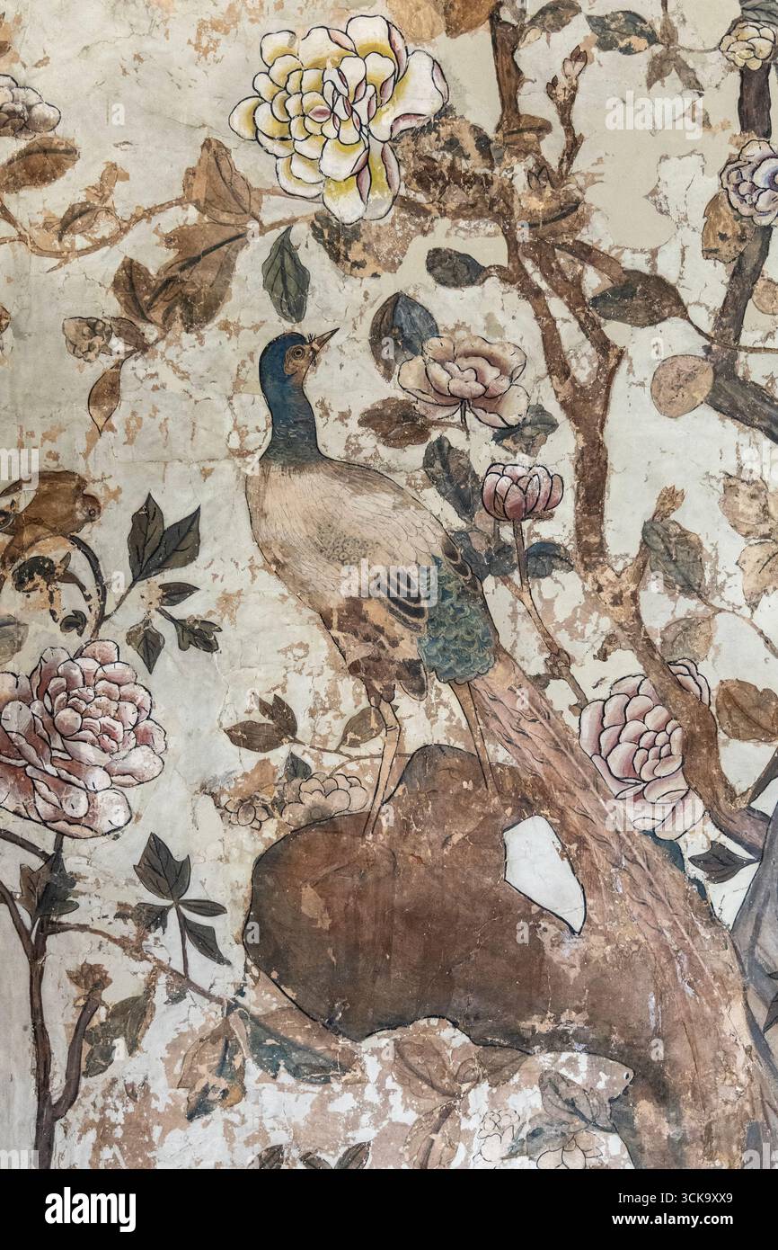 Inchiostro stampato e carta da parati cinese ad acquerello dipinta a mano nel Drawing Room, Ightham Mote, Ightham, Kent, Inghilterra Foto Stock