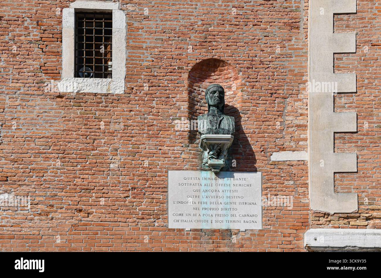 Busto di Dante Alighieri dello scultore Ettore Ferrari (1845-1929), in una nicchia all'ingresso monumentale dell'Arsenale di Venezia, Venezia, Italia Foto Stock