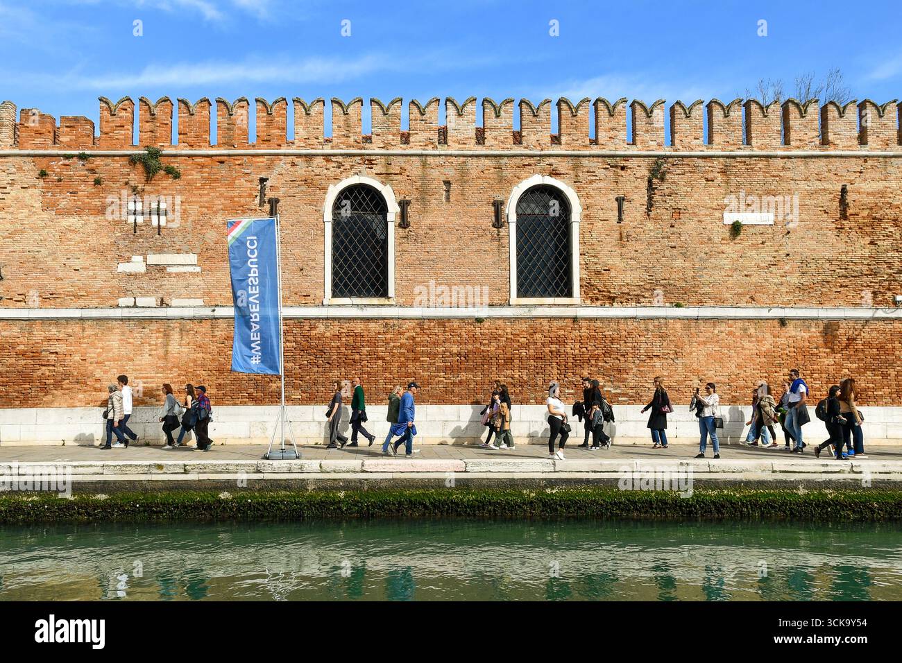 Turisti alla fondamenta de l'Arsenal di fronte alle mura merlate dell'Arsenale di Venezia, durante la sosta Amerigo Vespucci, Venezia Foto Stock