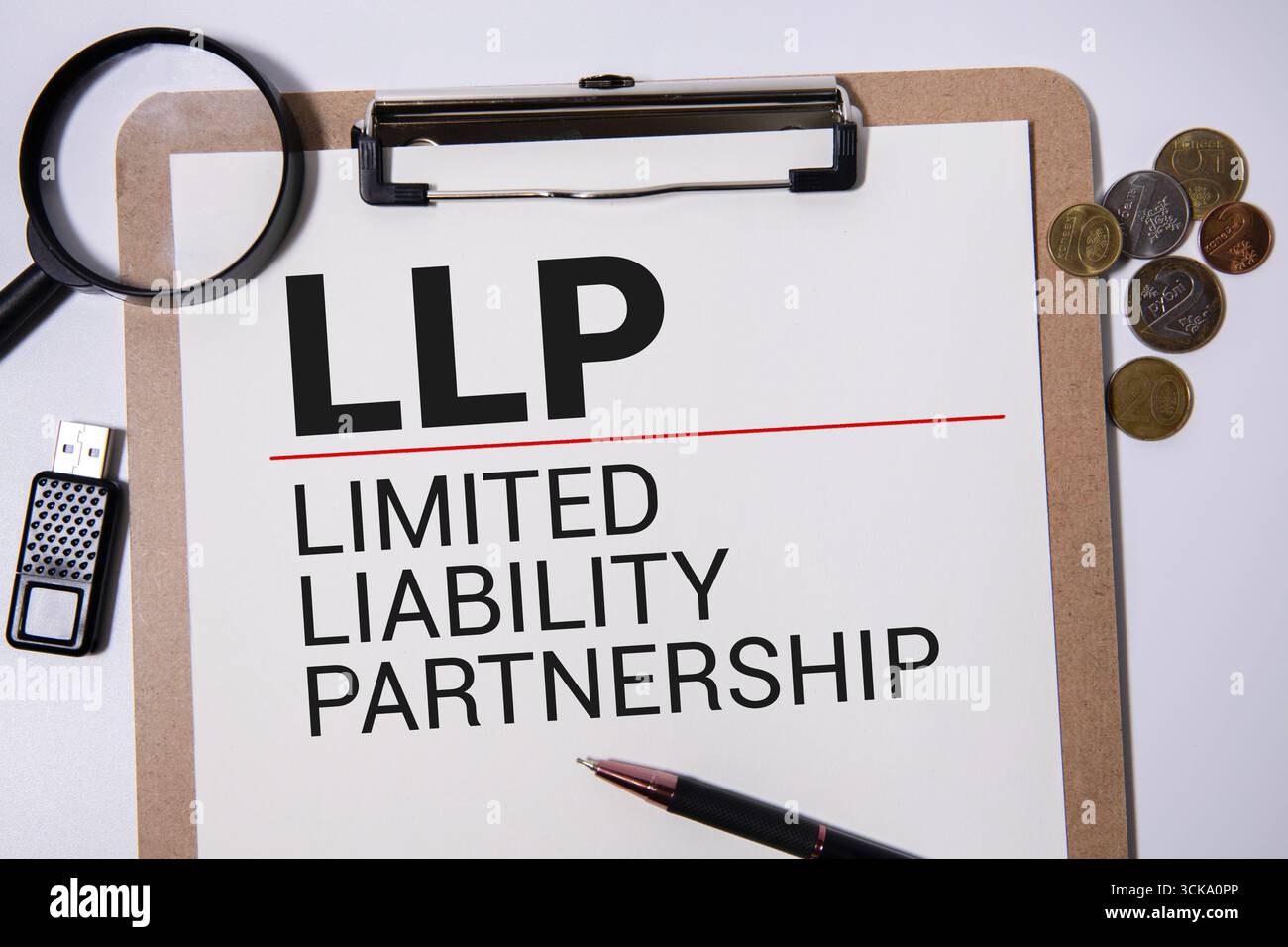 LLC - acronimo di Limited Liability Company su blocco note, background concetto aziendale Foto Stock