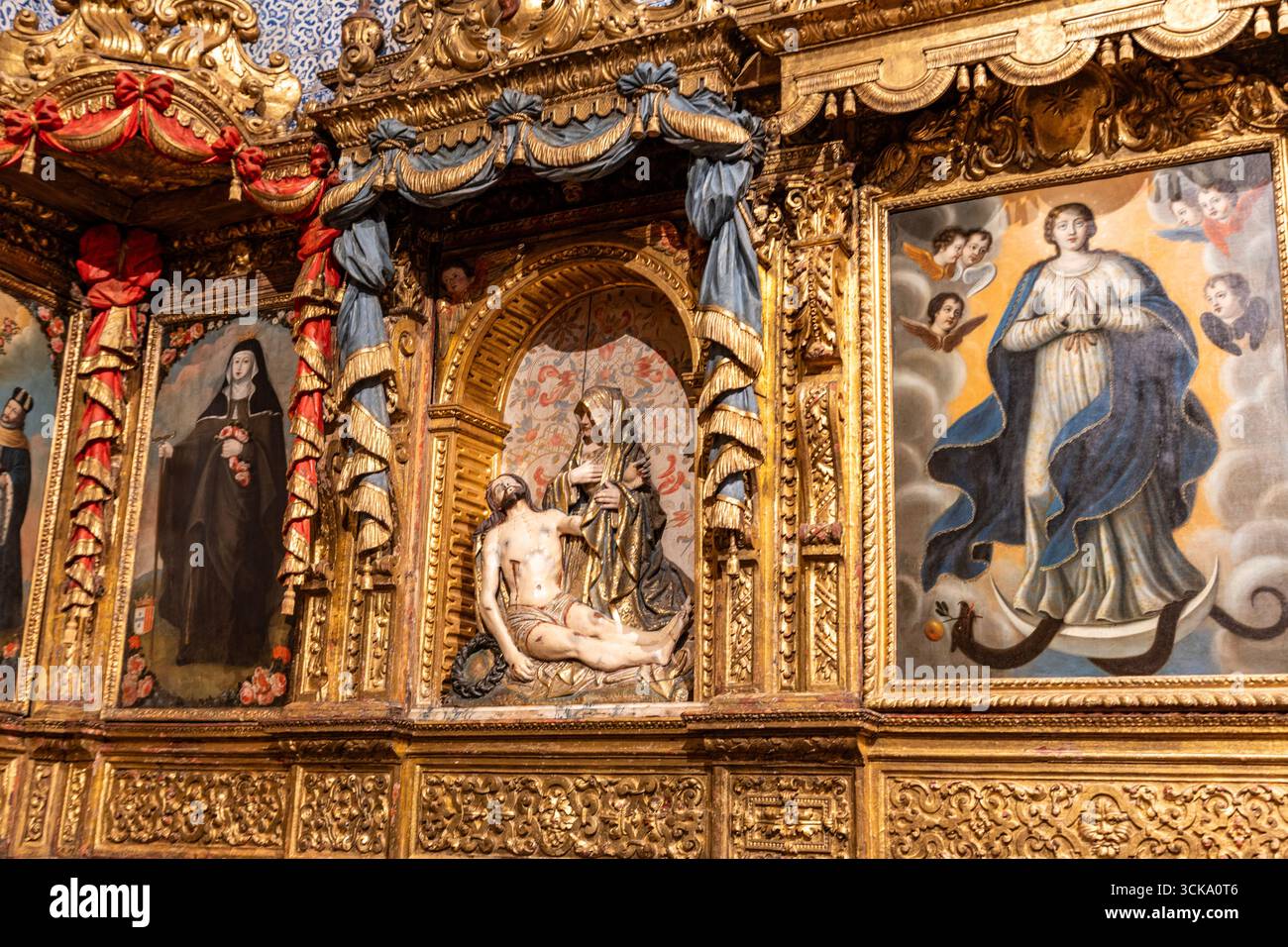 L'interno della Chiesa di Santa Clara e la meravigliosa scultura dorata barocca Joanine che decora l'intera chiesa, a Porto, Portogallo Foto Stock