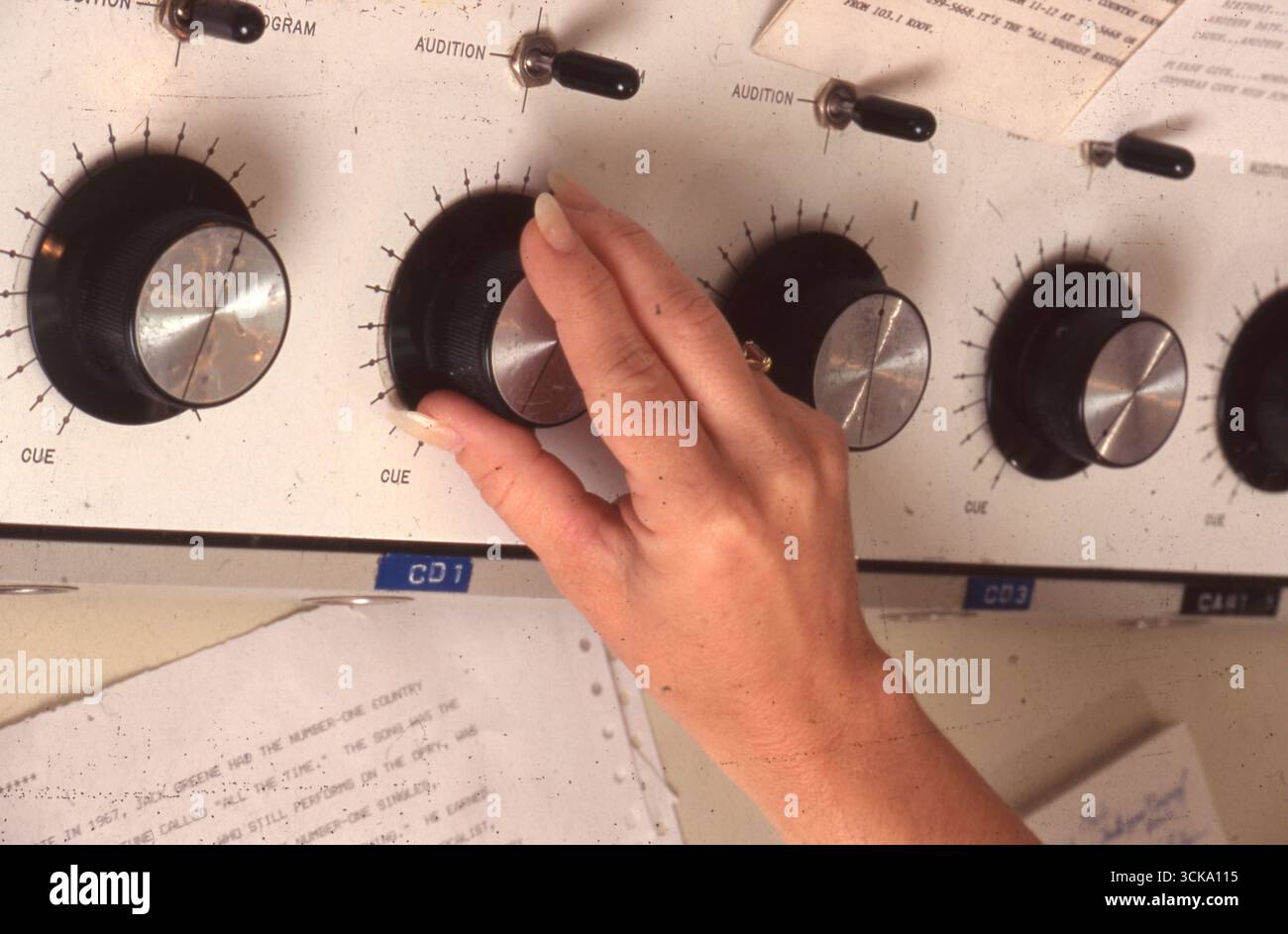 ©1996 stazione radio cittadina, disc jockey country turno di notte a Copperas Cove, Texas MODELLO RILASCIATO Foto Stock