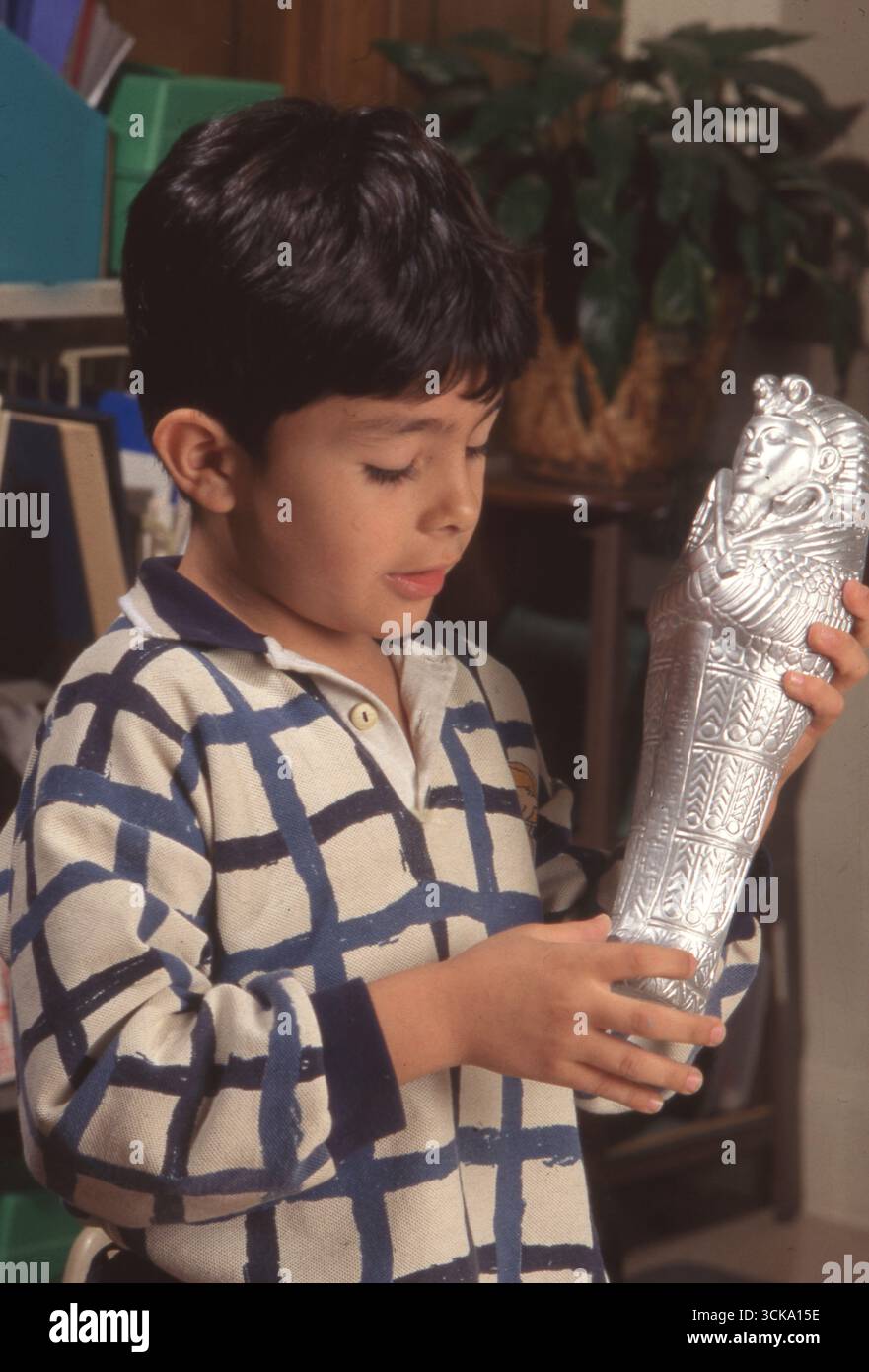 MODELLO RILASCIATO: First grader study Egyptian History in Advance placement class, San Antonio ©1996 Model released ET-0387 Foto Stock