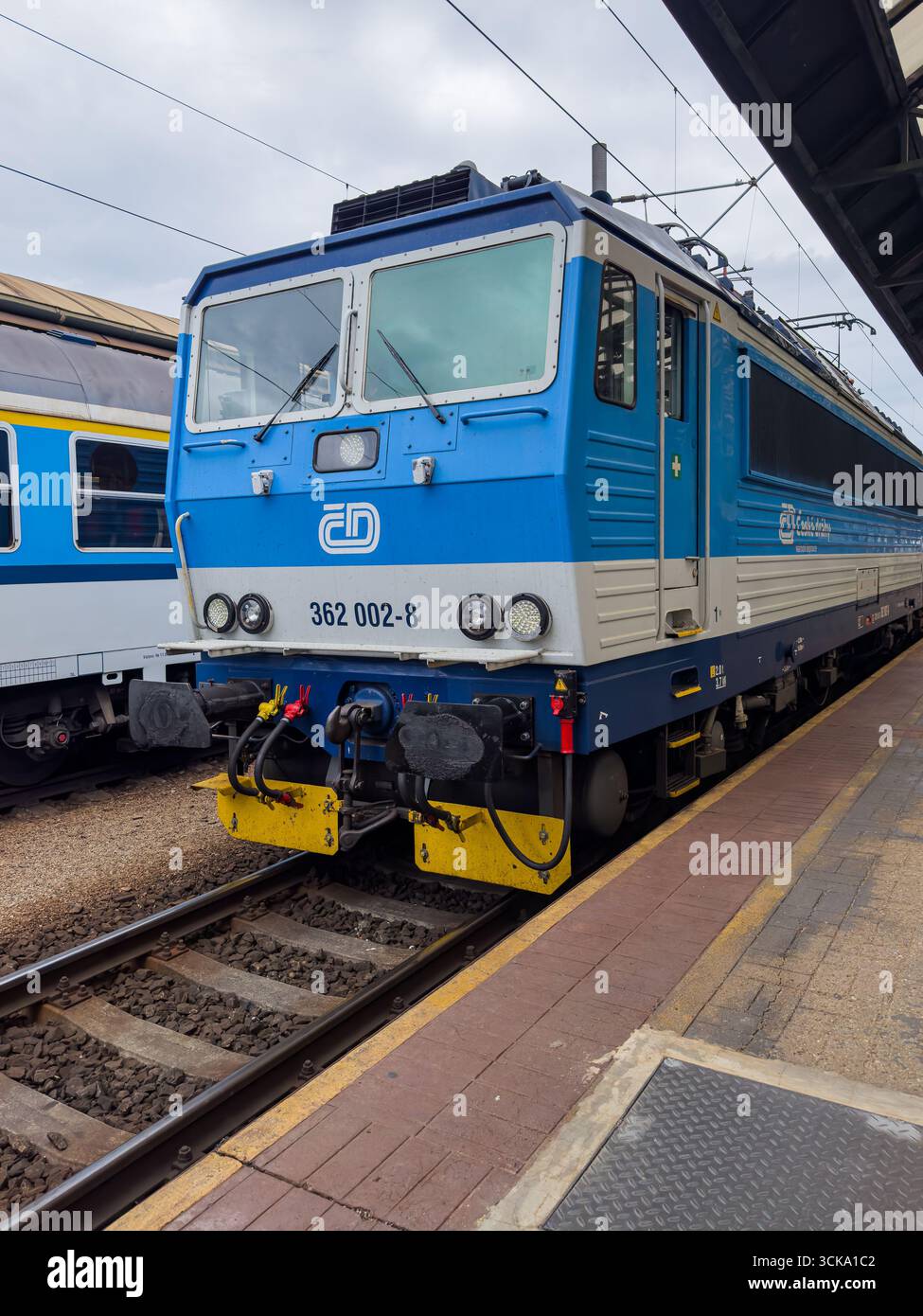 Praga, repubblica Ceca - 19 agosto 2024. Treno blu delle Ferrovie ceche - Ceske Drahy Foto Stock