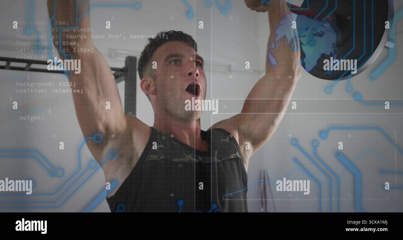Uomo muscoloso in una piastra di sollevamento con canotta nera sotto la barra estraibile in palestra, con rivestimento digitale Foto Stock