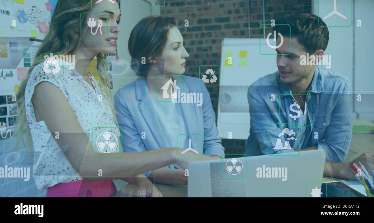 Professionisti creativi che stanno facendo brainstorming sui notebook nello spazio di lavoro con icone di sostenibilità digitale Foto Stock