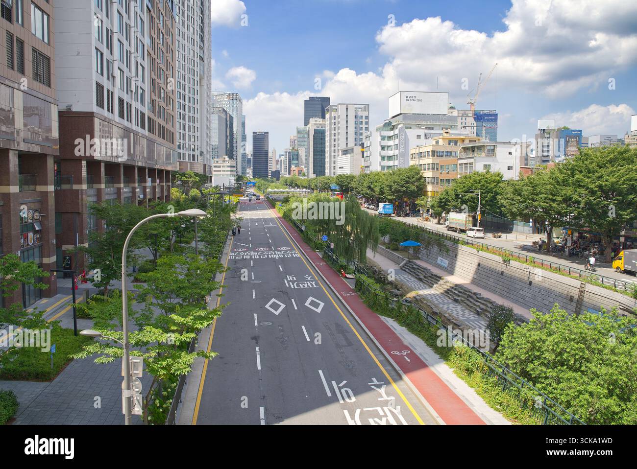 Area ricreativa di Cheonggyecheon intorno ad un ruscello rianimato con passerelle, ponti e vegetazione. Vista grandangolare dall'alto in una giornata di sole. Seul Foto Stock