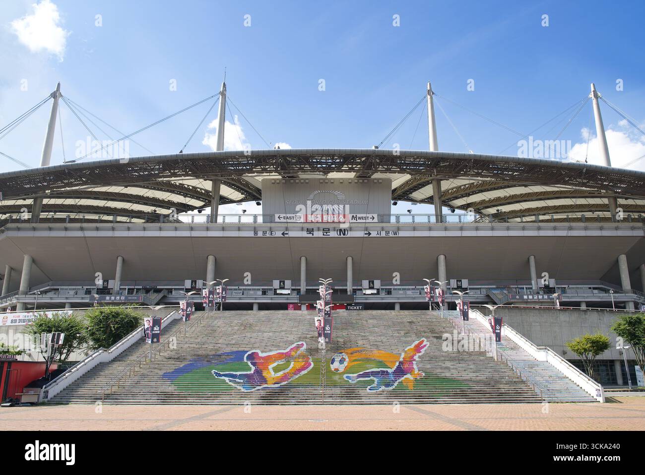 L'entrata esterna dello Stadio della Coppa del mondo di Seoul in una giornata di sole. Seoul, Corea del Sud - 27 agosto 2025 Foto Stock