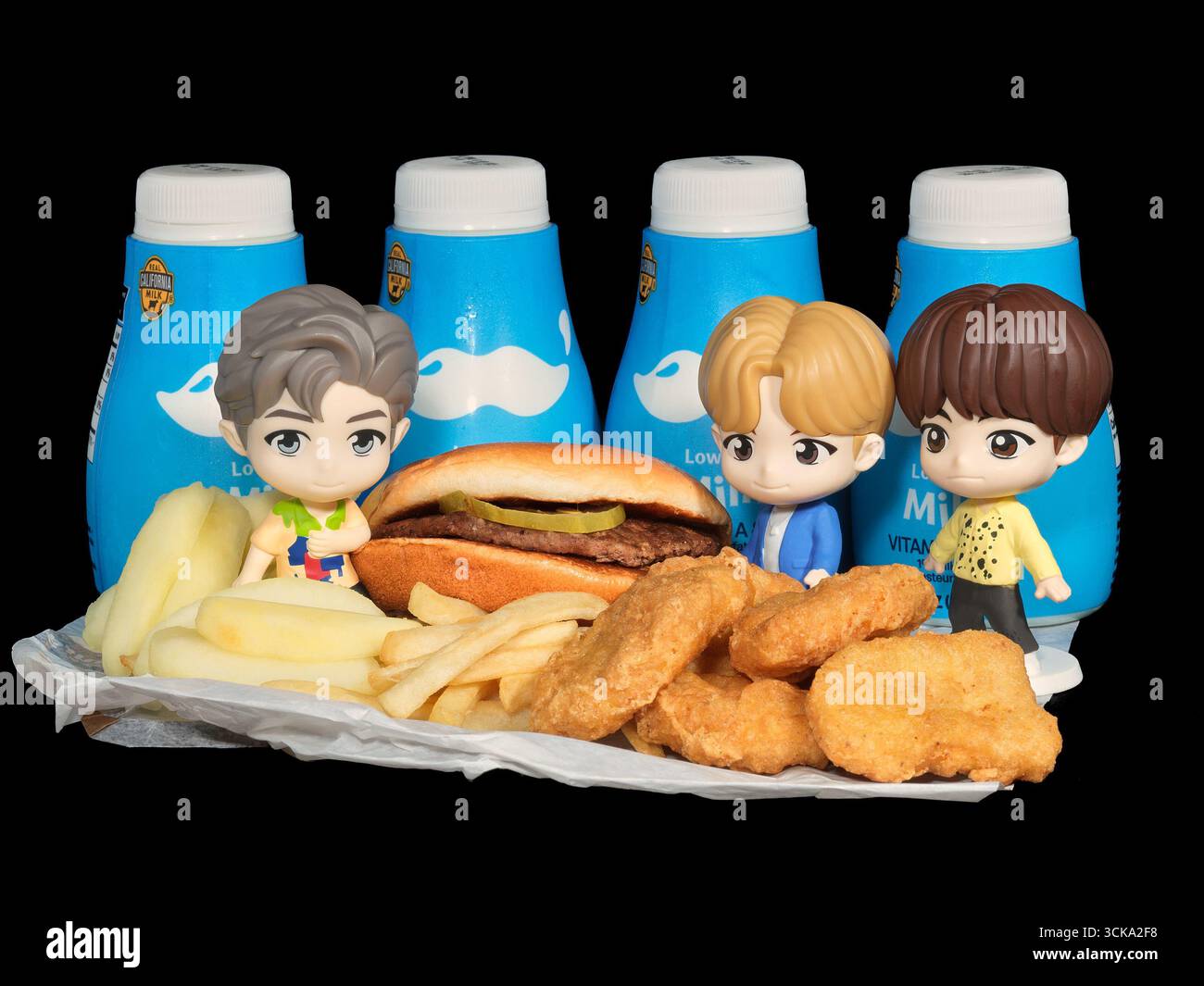 Palm Springs, California, Stati Uniti. 6 settembre 2025. Palm Springs, California "" 6 settembre 2025: McDonald's continua la sua nuova promozione TinyTAN Happy Meal, abbinando giocattoli da collezione a opzioni di pasto tra cui hamburger o Chicken McNuggets, patatine fritte, fette di mele e latte. I TinyTAN sono personaggi in stile chibi creati dalla Big Hit Entertainment (ora HYBE), ognuno dei quali rappresenta un membro dei BTS, il gruppo pop sudcoreano di sette membri noto in tutto il mondo per la musica e le esibizioni da record. Qui ci sono tre personaggi TinyTAN con un pasto felice di hamburger, pollo McNuggets, patatine fritte, fette di mele, Foto Stock