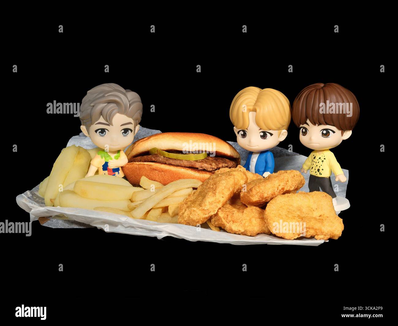 Palm Springs, California, Stati Uniti. 6 settembre 2025. Palm Springs, California ''" 6 settembre 2025: McDonald's sta lanciando la sua promozione TinyTAN Happy Meal, con giocattoli da collezione basati su BTS, il gruppo pop sudcoreano influente a livello mondiale. BTS, abbreviazione di Bangtan Sonyeondan o "Bulletproof Boy Scouts", è un gruppo di sette membri noto in tutto il mondo per la musica e le esibizioni da record. I TinyTAN sono personaggi in stile chibi creati dalla Big Hit Entertainment (ora HYBE), ognuno dei quali rappresenta un membro della BTS. I giocattoli sono inclusi con i pasti felici abbinati a un hamburger o Chicken McNugg Foto Stock