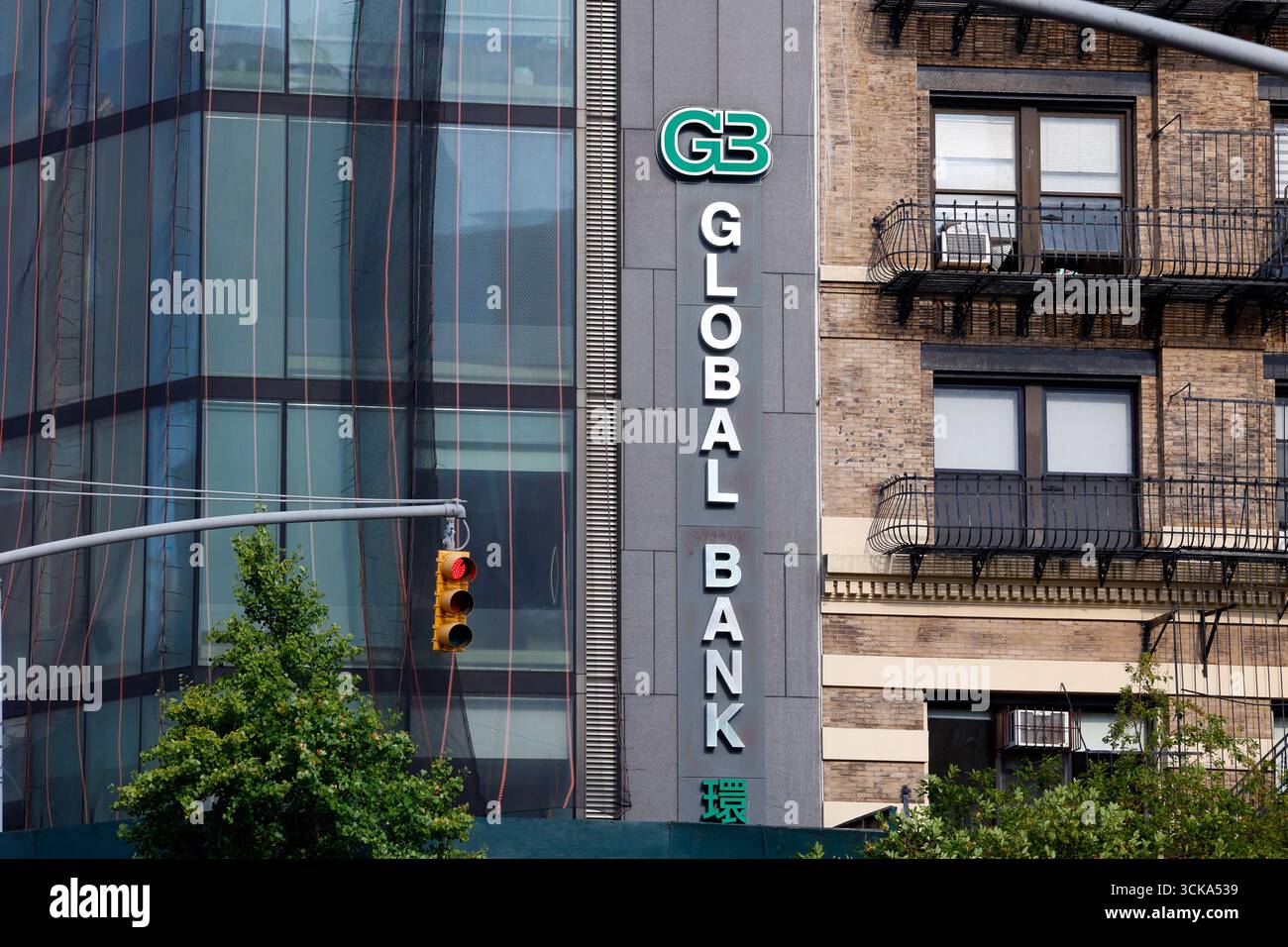 Global Bank 環球銀行, 8 Catherine St, New York. Segnaletica e logo di una banca cinese-americana su un edificio nella Chinatown di Manhattan. Foto Stock