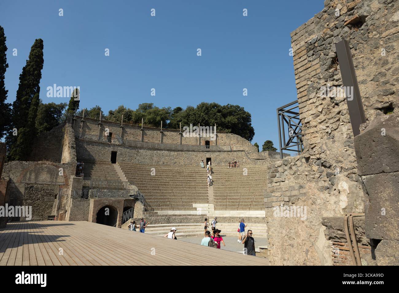 Pompei è un sito archeologico che fornisce un quadro completo di un'antica città romana. Il grande teatro. Foto Stock