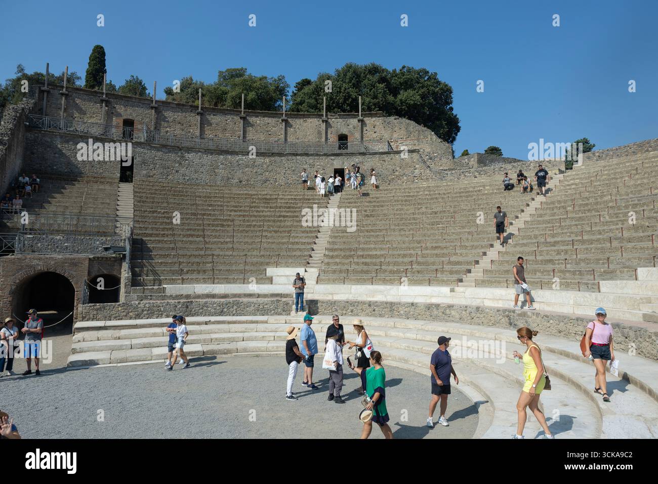 Pompei è un sito archeologico che fornisce un quadro completo di un'antica città romana. Il grande teatro. Foto Stock