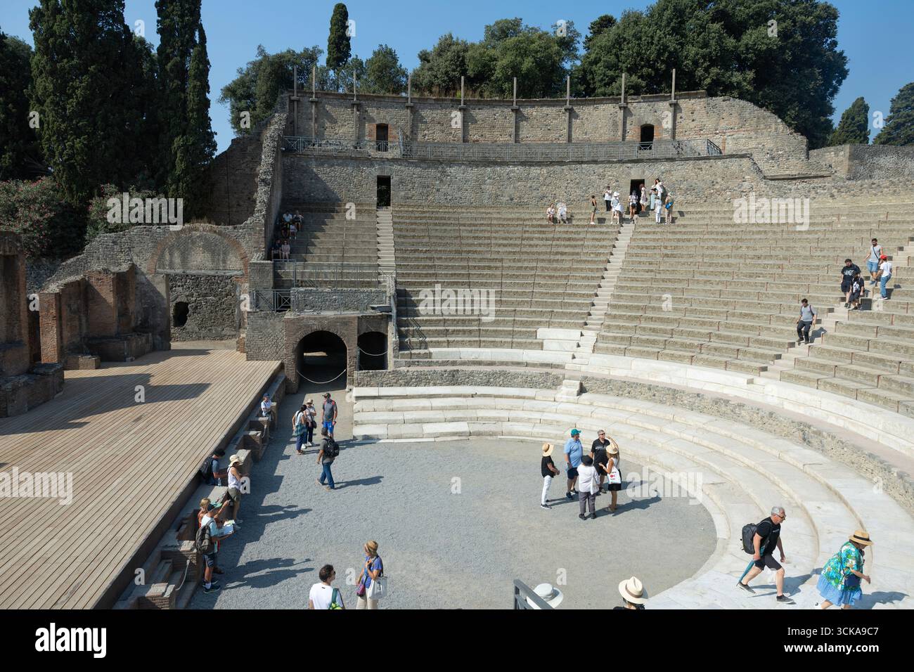 Pompei è un sito archeologico che fornisce un quadro completo di un'antica città romana. Il grande teatro. Foto Stock