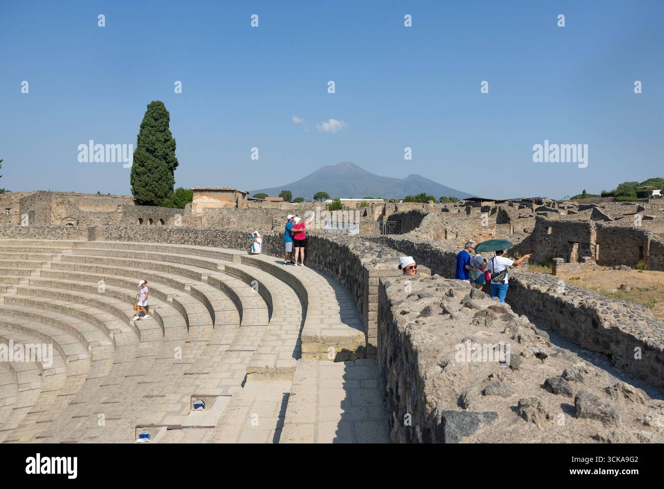 Pompei è un sito archeologico che fornisce un quadro completo di un'antica città romana. Il grande teatro. Foto Stock