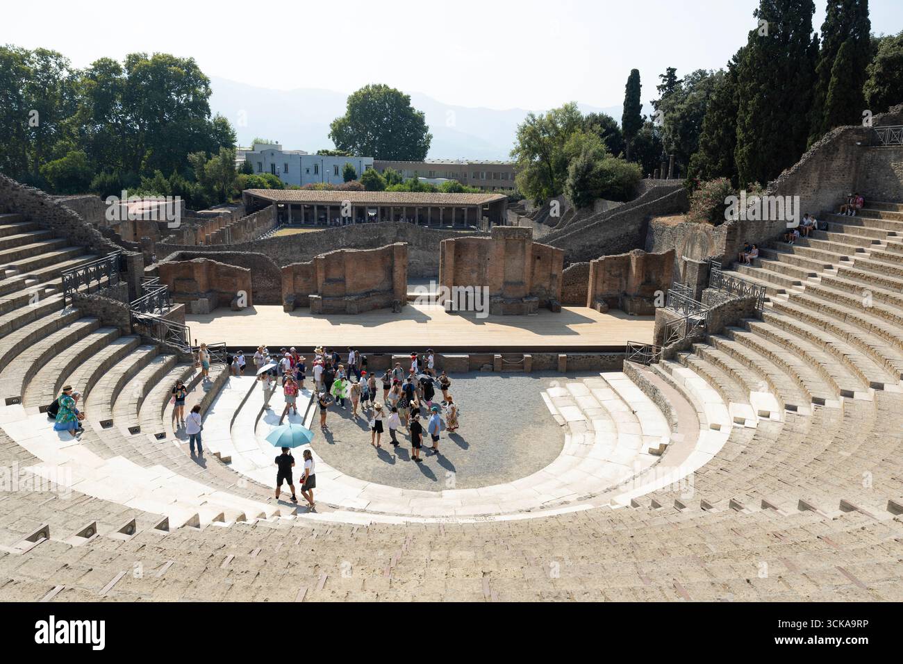 Pompei è un sito archeologico che fornisce un quadro completo di un'antica città romana. Il grande teatro. Foto Stock