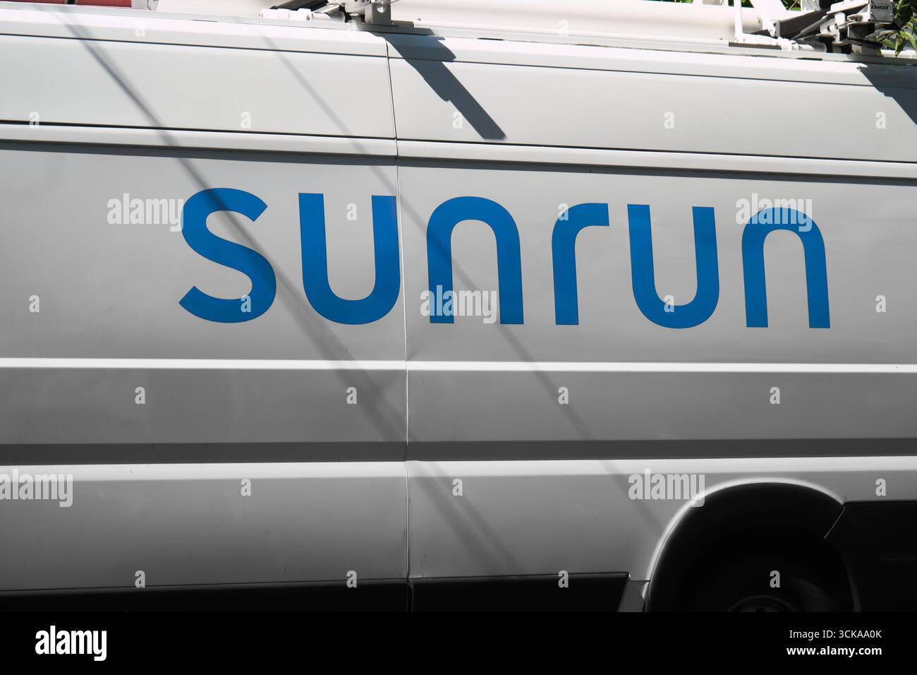 New York, NY - 5 settembre 2025: Logo dell'azienda di soluzioni per l'immagazzinamento di pannelli solari fotovoltaici residenziali Sunrun sul veicolo di servizio. Foto Stock