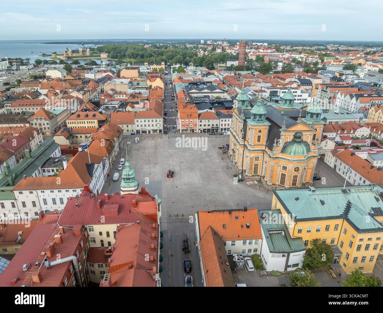 Vista aerea della piazza della città vecchia di Kalmar con la cattedrale di Kalmar, edificio giallo in stile barocco Foto Stock