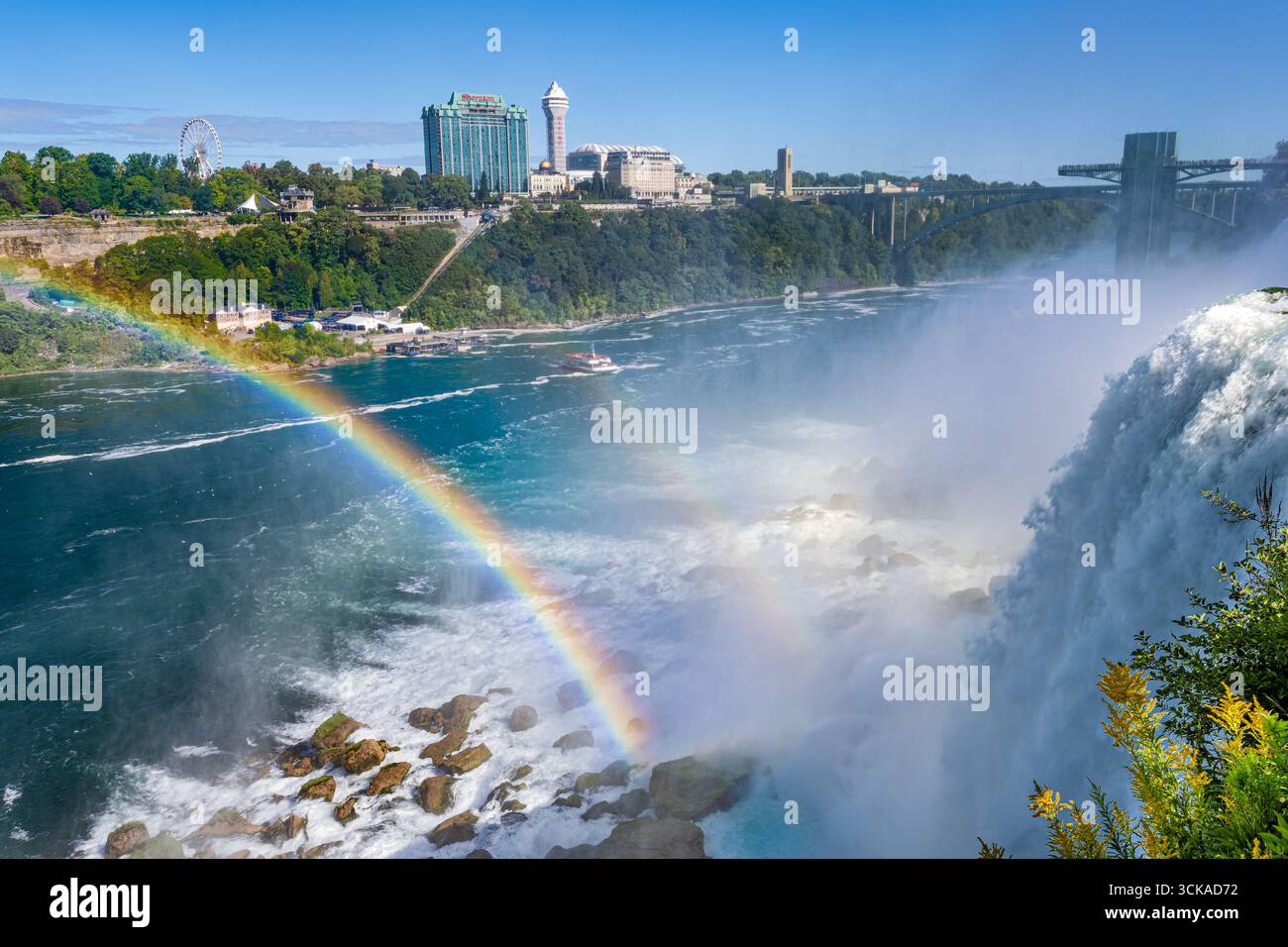 Tour in barca delle Cascate del Niagara, Rainbow Over Maid of the Mist con poncho blu alle Cascate di Horseshoe, acqua verde e azzurra nella gola, vacanza in Ontario Canada Foto Stock