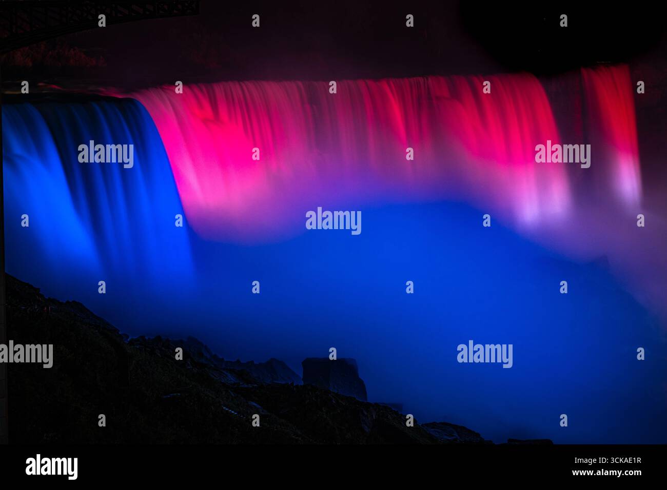 Cascata delle Cascate del Niagara di colore rosso e bianco notte - luci colorate su gola colorata / riflessi di colore e lunga otturazione per acque sfocate / sfocate Foto Stock