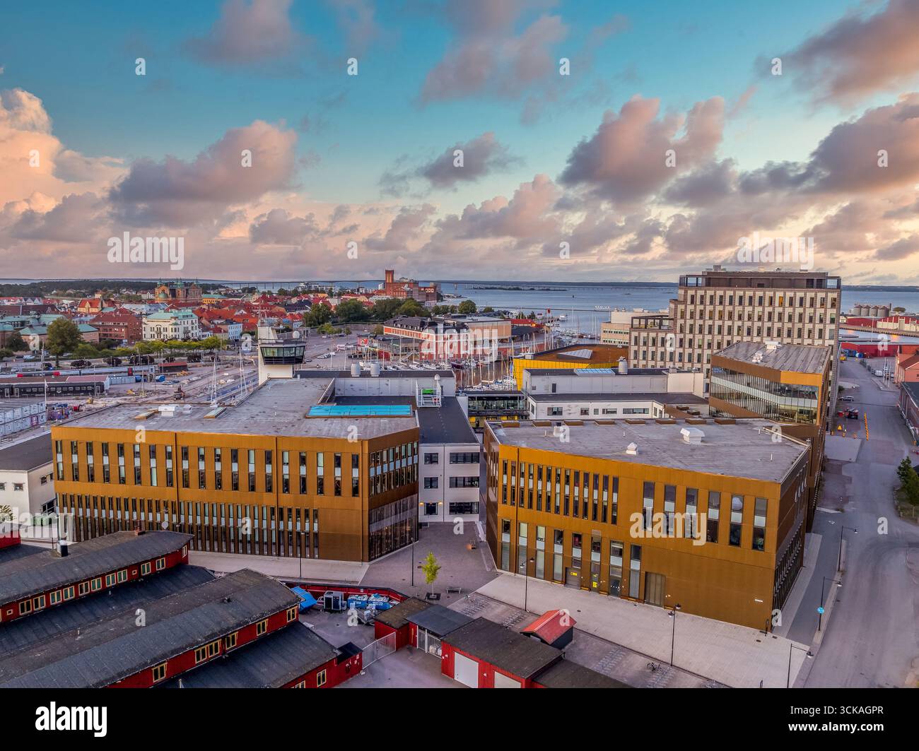 Vista aerea del campus della Kalmar Linnaeus University con edifici moderni nel cielo nuvoloso del tramonto del porto Foto Stock
