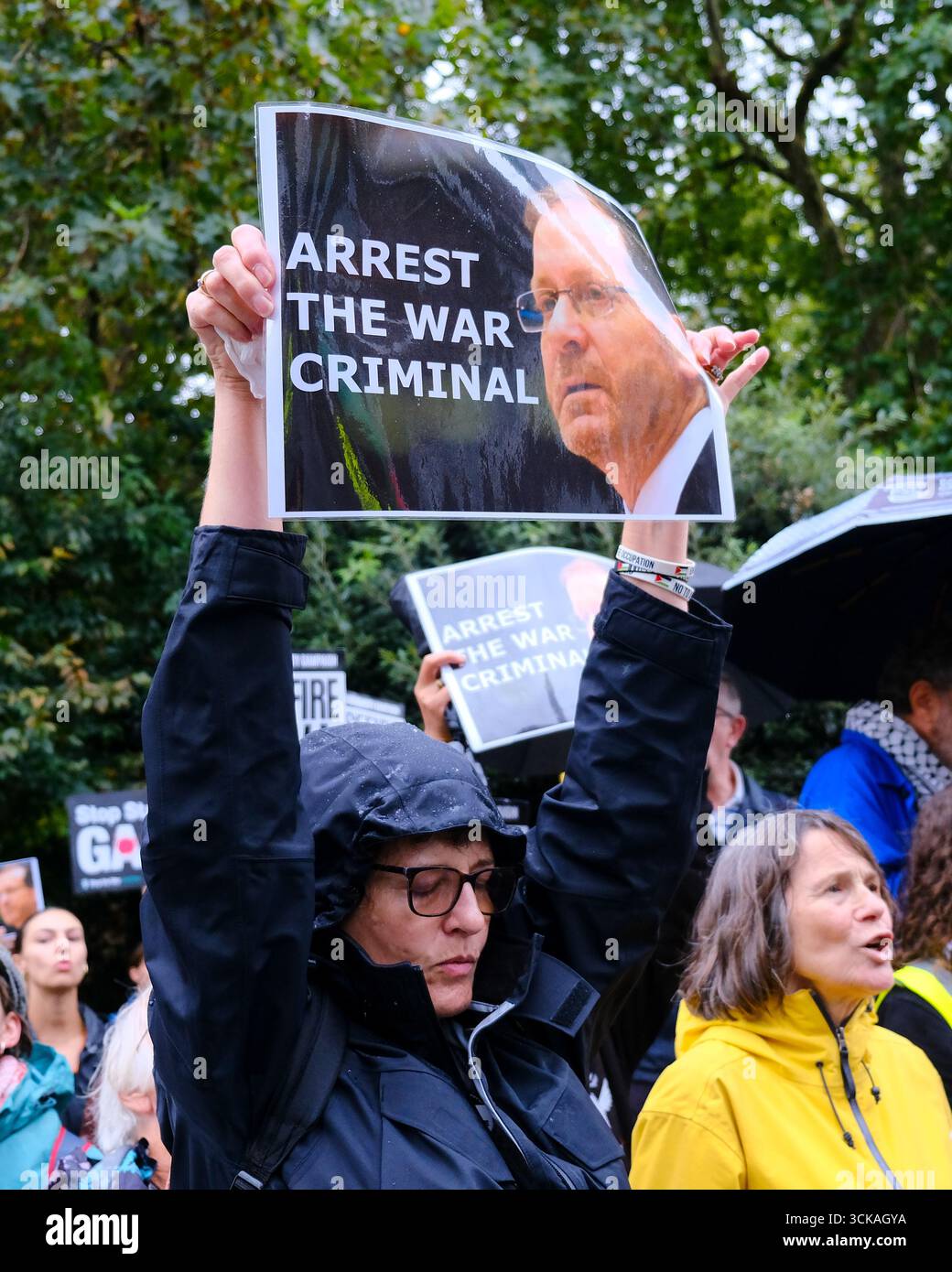 Londra, Regno Unito. 10 settembre 2025. Una protesta contro la Palestina Solidarity Campaign (PSC) è stata avviata fuori dalla Chatham House mentre il presidente israeliano Isaac Herzog partecipa a un evento di intervista all'interno. I manifestanti hanno sbattuto pentole e padelle per evidenziare le notizie di fame di massa e per chiedere la fine dei blocchi agli aiuti. Credito: Fotografia dell'undicesima ora/Alamy Live News Foto Stock