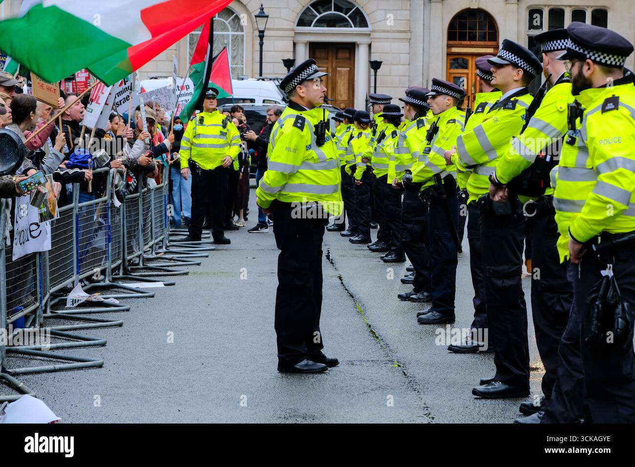 Londra, Regno Unito. 10 settembre 2025. Una protesta contro la Palestina Solidarity Campaign (PSC) è stata avviata fuori dalla Chatham House mentre il presidente israeliano Isaac Herzog partecipa a un evento di intervista all'interno. I manifestanti hanno sbattuto pentole e padelle per evidenziare le notizie di fame di massa e per chiedere la fine dei blocchi agli aiuti. Credito: Fotografia dell'undicesima ora/Alamy Live News Foto Stock