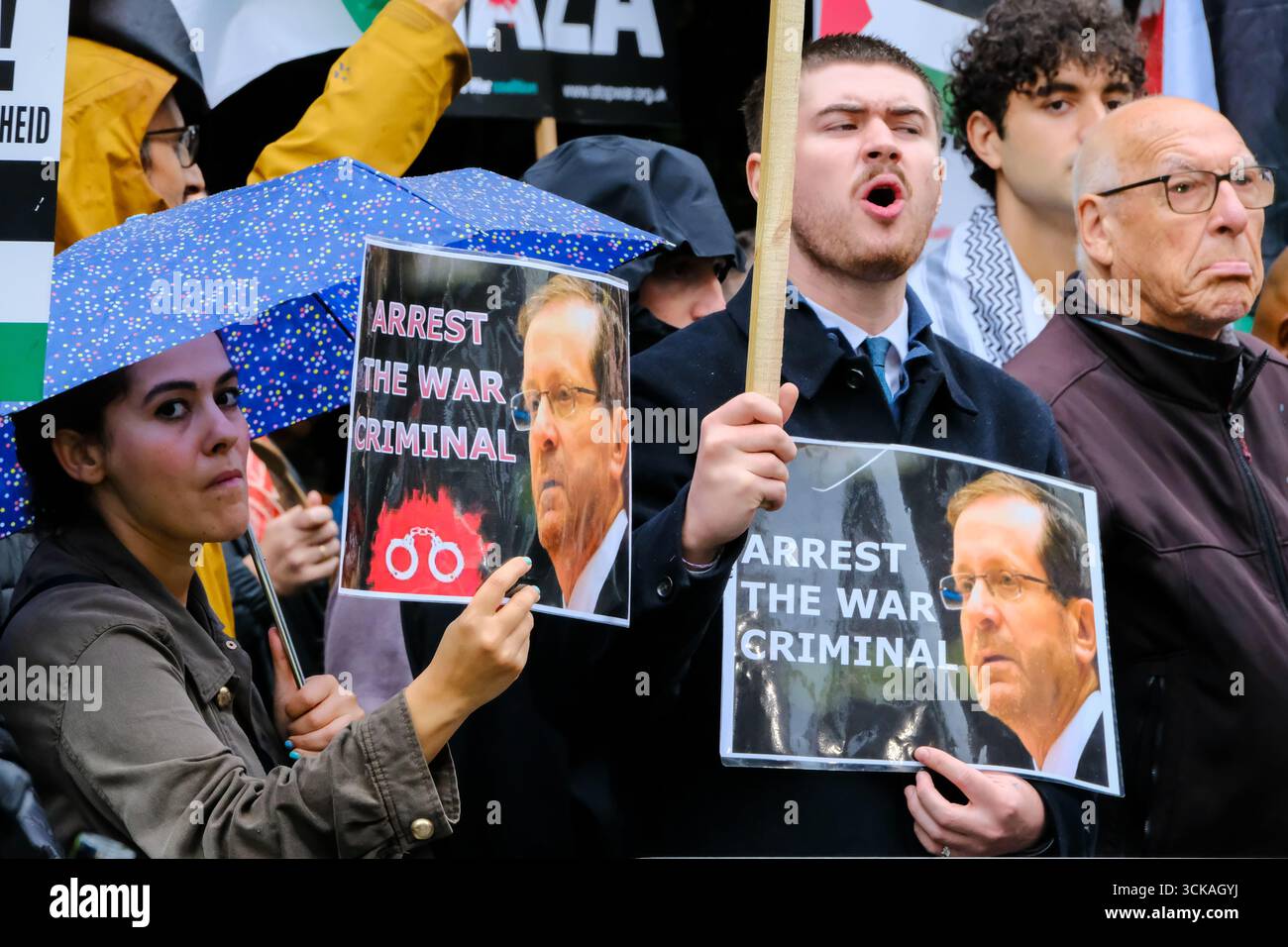 Londra, Regno Unito. 10 settembre 2025. Una protesta contro la Palestina Solidarity Campaign (PSC) è stata avviata fuori dalla Chatham House mentre il presidente israeliano Isaac Herzog partecipa a un evento di intervista all'interno. I manifestanti hanno sbattuto pentole e padelle per evidenziare le notizie di fame di massa e per chiedere la fine dei blocchi agli aiuti. Credito: Fotografia dell'undicesima ora/Alamy Live News Foto Stock