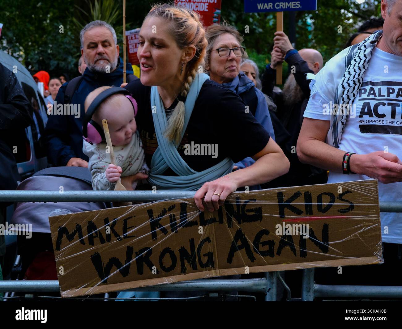 Londra, Regno Unito. 10 settembre 2025. Una protesta contro la Palestina Solidarity Campaign (PSC) è stata avviata fuori dalla Chatham House mentre il presidente israeliano Isaac Herzog partecipa a un evento di intervista all'interno. I manifestanti hanno sbattuto pentole e padelle per evidenziare le notizie di fame di massa e per chiedere la fine dei blocchi agli aiuti. Credito: Fotografia dell'undicesima ora/Alamy Live News Foto Stock