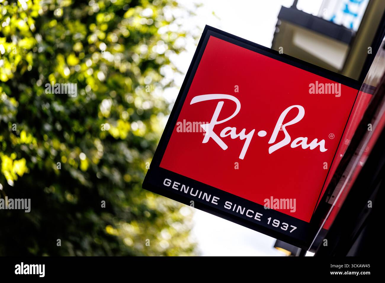 Stoccarda, Germania. 4 settembre 2025. La scritta Ray-Ban e il logo del marchio possono essere visti sulla facciata sopra l'ingresso di una filiale dell'azienda nel centro della città di Stoccarda (Baden-Württemberg) il 04.09.2025. Ray-Ban è un marchio iconico di occhiali appartenente al gruppo Luxottica, un produttore italiano di occhiali. (immagine simbolo, foto simbolo, illustrazione, foto simbolica, foto illustrativa, immagine a tema, immagine generale, foto a tema) credito: Matthias Balk/dpa/Alamy Live News Foto Stock