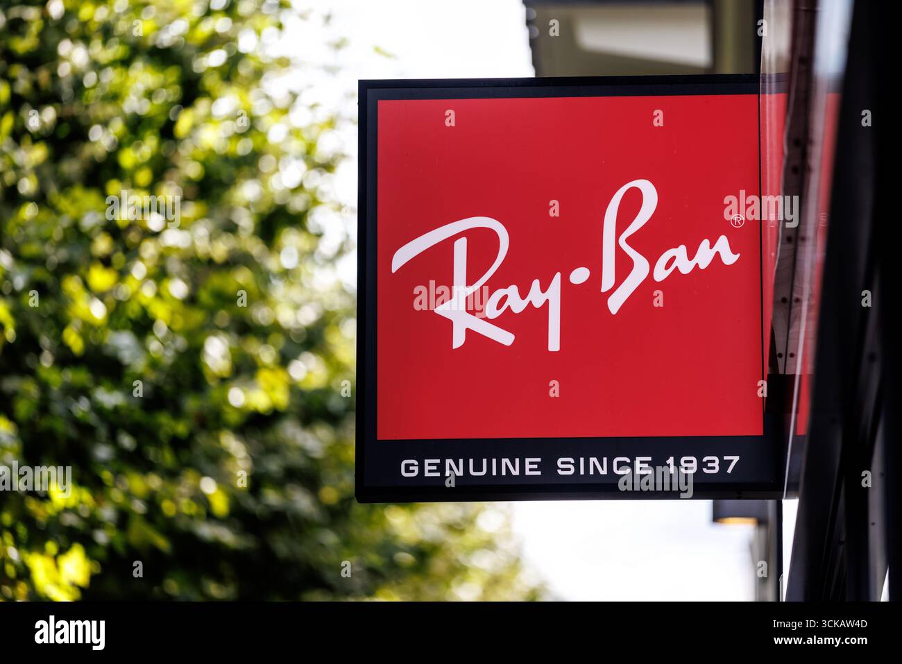 Stoccarda, Germania. 4 settembre 2025. La scritta Ray-Ban e il logo del marchio possono essere visti sulla facciata sopra l'ingresso di una filiale dell'azienda nel centro della città di Stoccarda (Baden-Württemberg) il 04.09.2025. Ray-Ban è un marchio iconico di occhiali appartenente al gruppo Luxottica, un produttore italiano di occhiali. (immagine simbolo, foto simbolo, illustrazione, foto simbolica, foto illustrativa, immagine a tema, immagine generale, foto a tema) credito: Matthias Balk/dpa/Alamy Live News Foto Stock