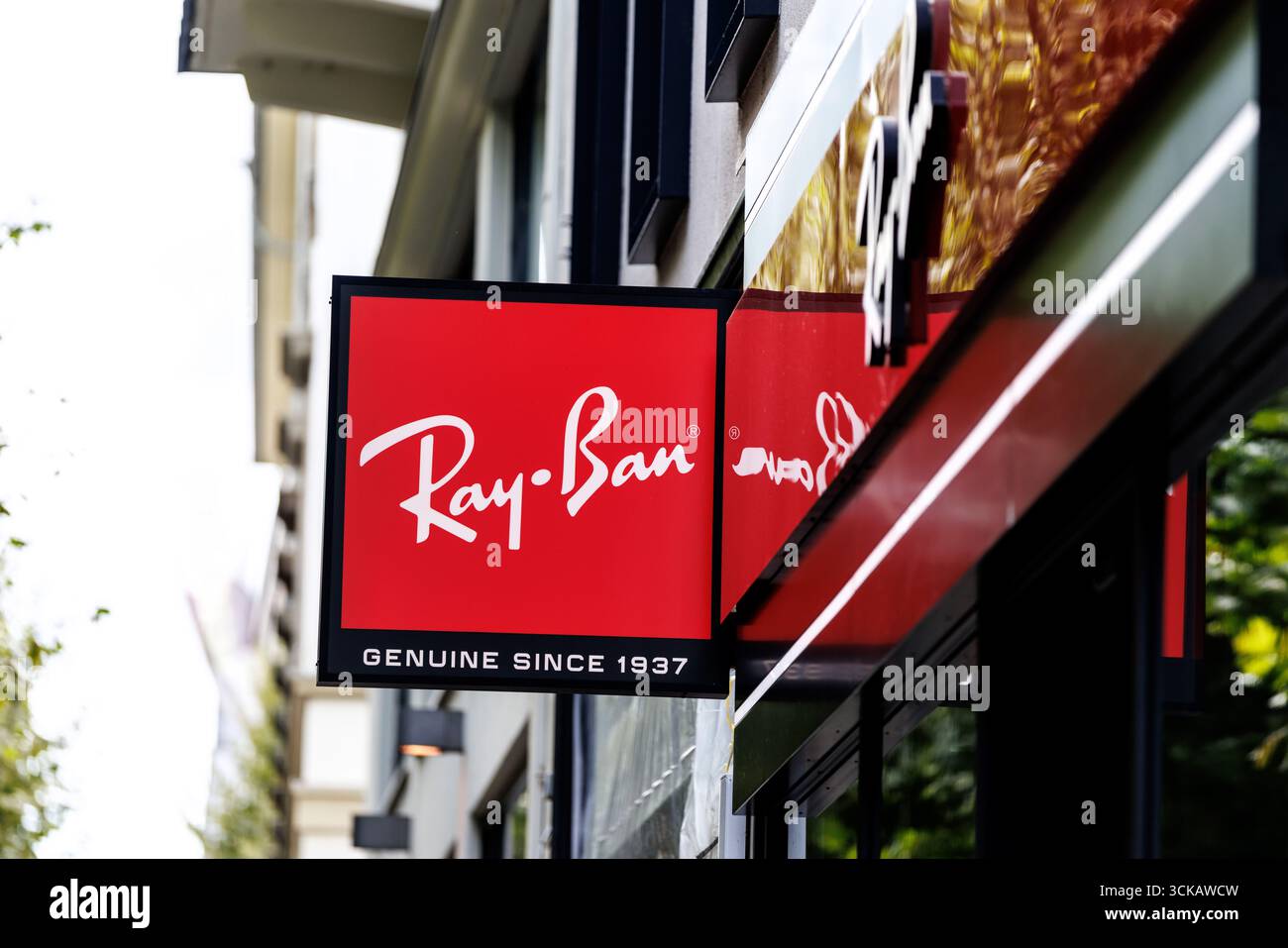 Stoccarda, Germania. 4 settembre 2025. La scritta Ray-Ban e il logo del marchio possono essere visti sulla facciata sopra l'ingresso di una filiale dell'azienda nel centro della città di Stoccarda (Baden-Württemberg) il 04.09.2025. Ray-Ban è un marchio iconico di occhiali appartenente al gruppo Luxottica, un produttore italiano di occhiali. (immagine simbolo, foto simbolo, illustrazione, foto simbolica, foto illustrativa, immagine a tema, immagine generale, foto a tema) credito: Matthias Balk/dpa/Alamy Live News Foto Stock