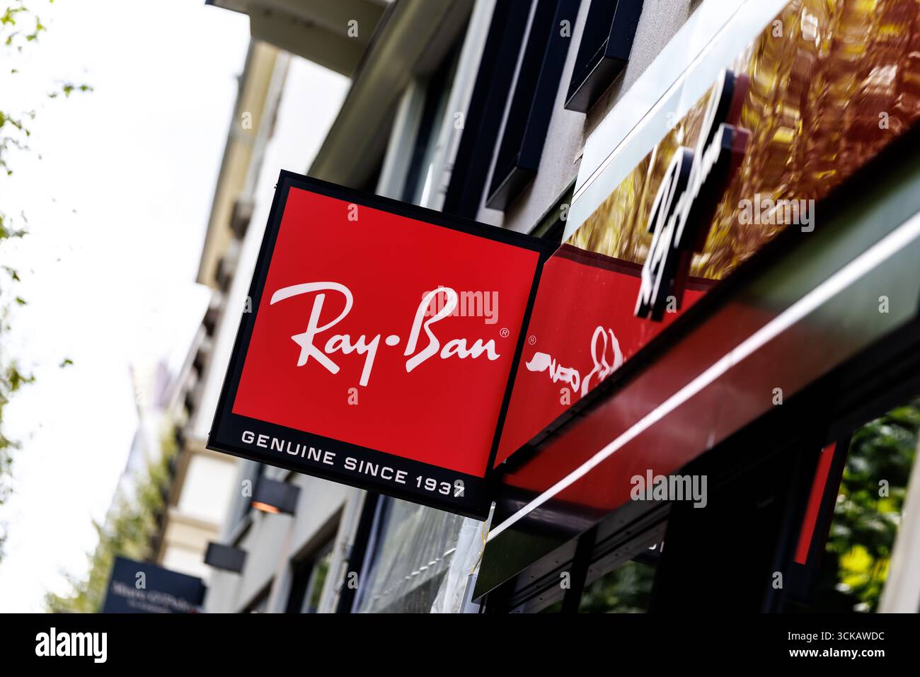 Stoccarda, Germania. 4 settembre 2025. La scritta Ray-Ban e il logo del marchio possono essere visti sulla facciata sopra l'ingresso di una filiale dell'azienda nel centro della città di Stoccarda (Baden-Württemberg) il 04.09.2025. Ray-Ban è un marchio iconico di occhiali appartenente al gruppo Luxottica, un produttore italiano di occhiali. (immagine simbolo, foto simbolo, illustrazione, foto simbolica, foto illustrativa, immagine a tema, immagine generale, foto a tema) credito: Matthias Balk/dpa/Alamy Live News Foto Stock