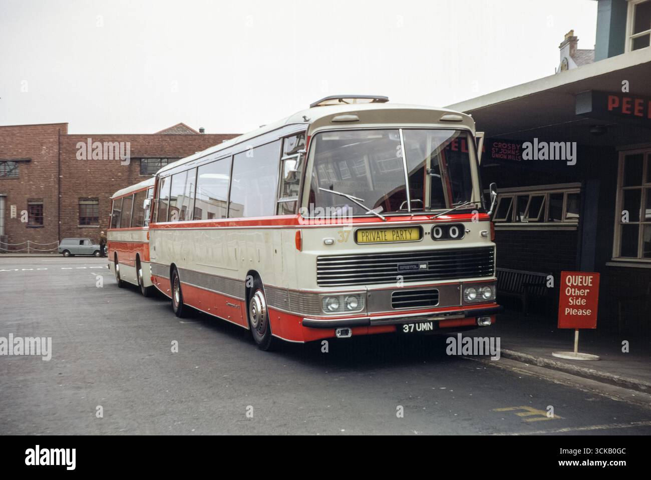 Douglas, Isola di Man, Regno Unito - 1970: Immagine d'epoca di un autobus Bristol RELH6L con carrozzeria Duple Commander 223/2 parcheggiata alla stazione degli autobus di Lord Street. Di proprietà della Isle of Man Road Services, registrazione 37 UMN, costruita nel 1970. Foto Stock