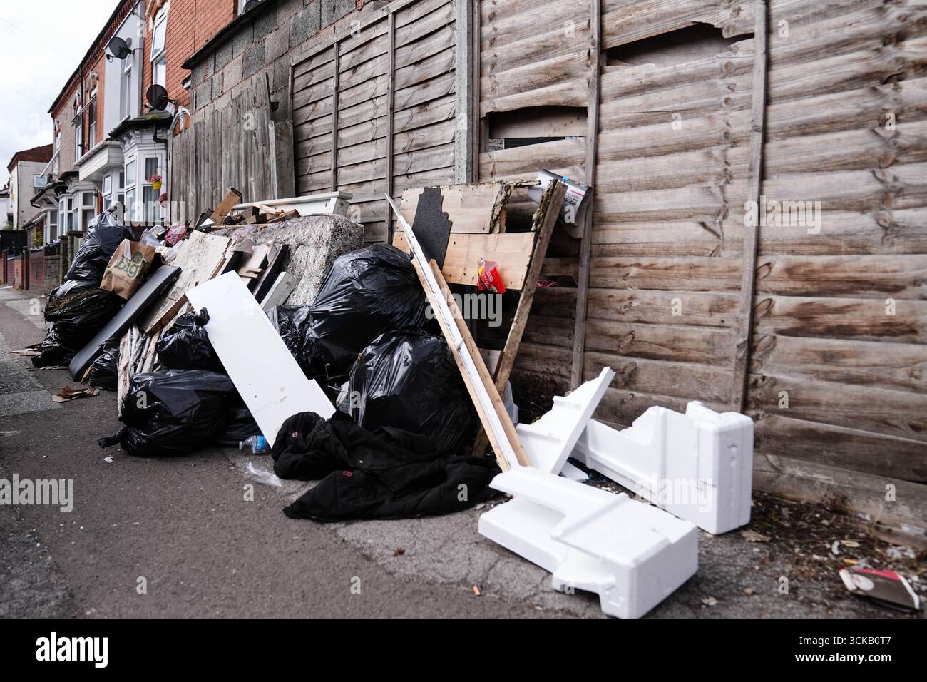 Foto del file del 22/07/25 di sacchetti per rifiuti non raccolti nella zona Sparkhill di Birmingham, nel mezzo di uno sciopero in corso da parte dei lavoratori dei rifiuti in città. Uno sciopero a tutto campo da parte degli addetti alla raccolta dei rifiuti a Birmingham giunge giovedì al suo anniversario di sei mesi senza alcun segno di svolta in un'amara disputa su retribuzioni e posti di lavoro. Data di emissione: Giovedì 11 settembre 2025. Foto Stock