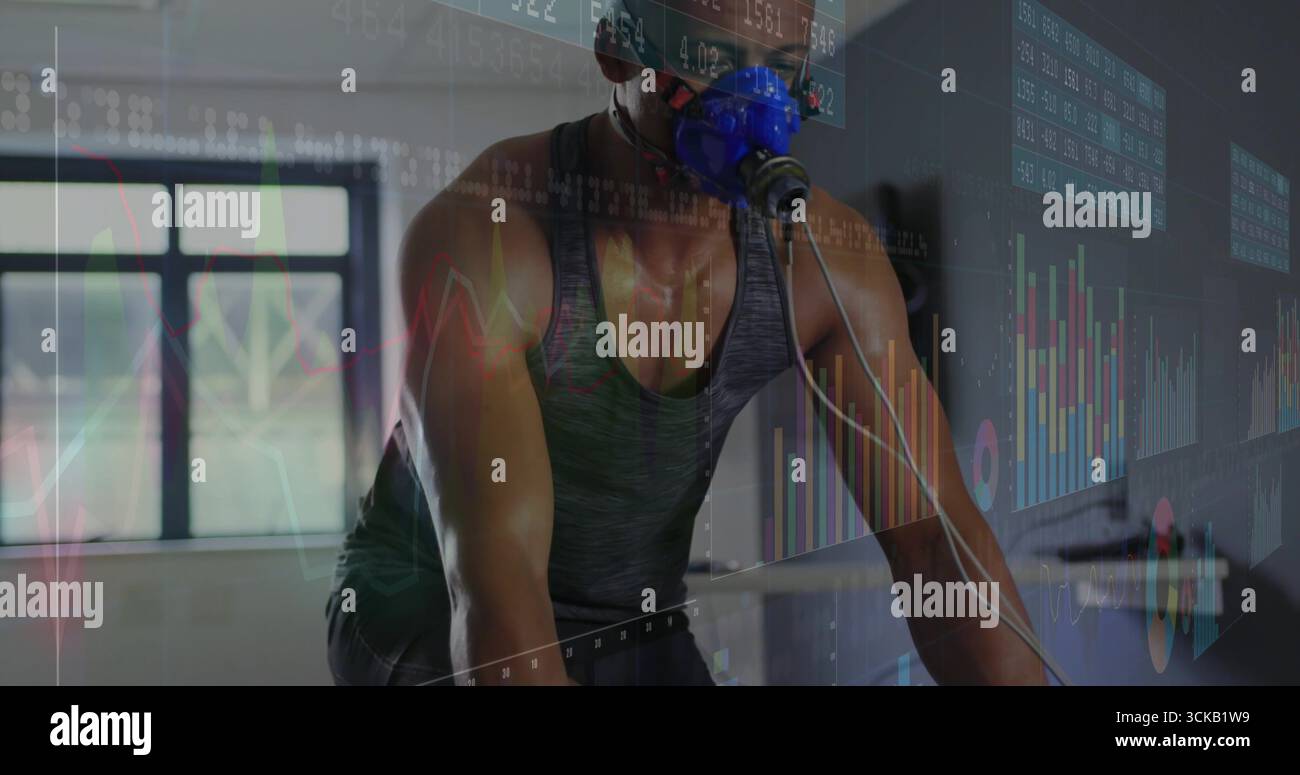 Maschio pedalante che indossa canotta e pantaloncini corti su bici da laboratorio, con maschera respiratoria e sovrapposizione dati Foto Stock