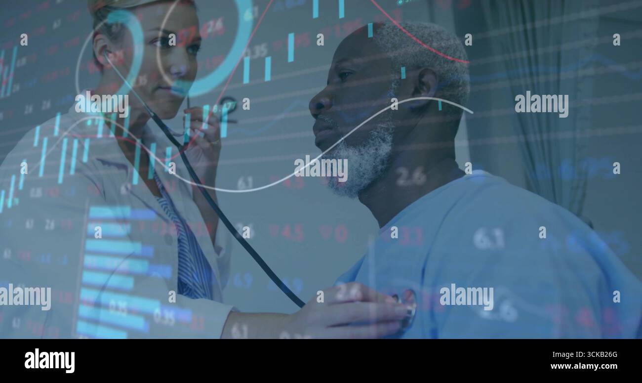 Esame medico in camice da laboratorio con stetoscopio sul paziente in clinica, con sovrapposizione di grafici finanziari Foto Stock