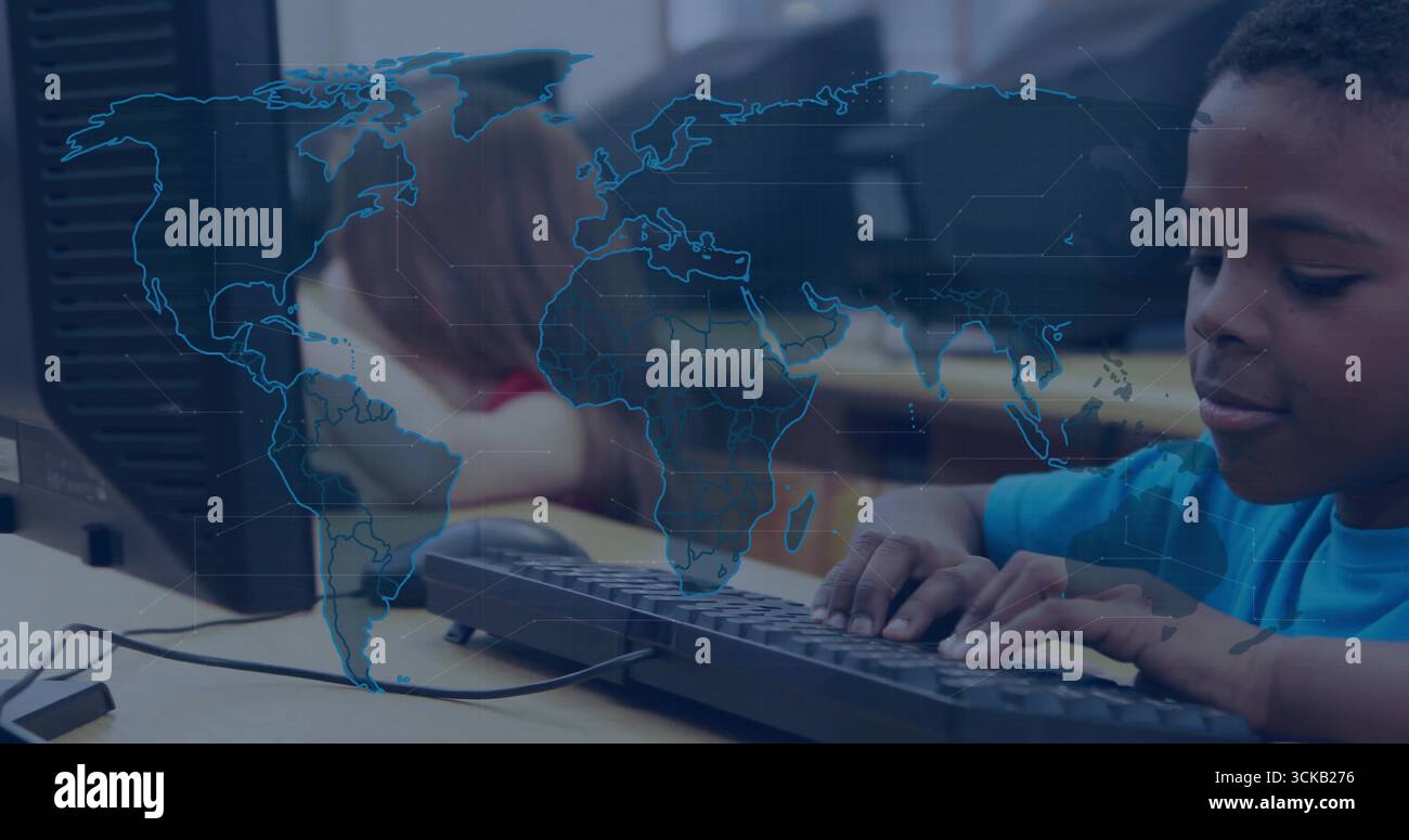 Digitare un ragazzo che indossa una t-shirt blu utilizzando la tastiera del laboratorio di computer della scuola, con mappa del mondo, spazio di copia Foto Stock