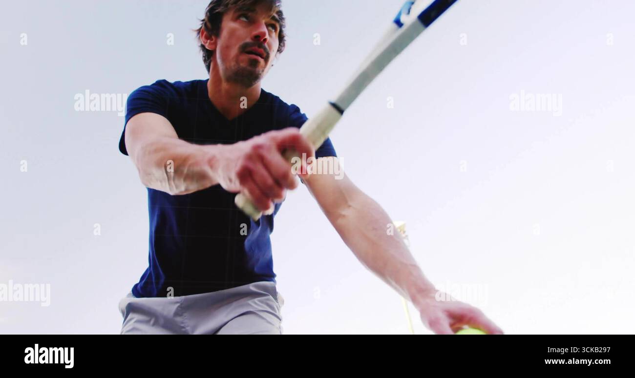 Tennista inclinato in avanti con racchetta e palla sul campo all'aperto con palo leggero e cielo limpido Foto Stock
