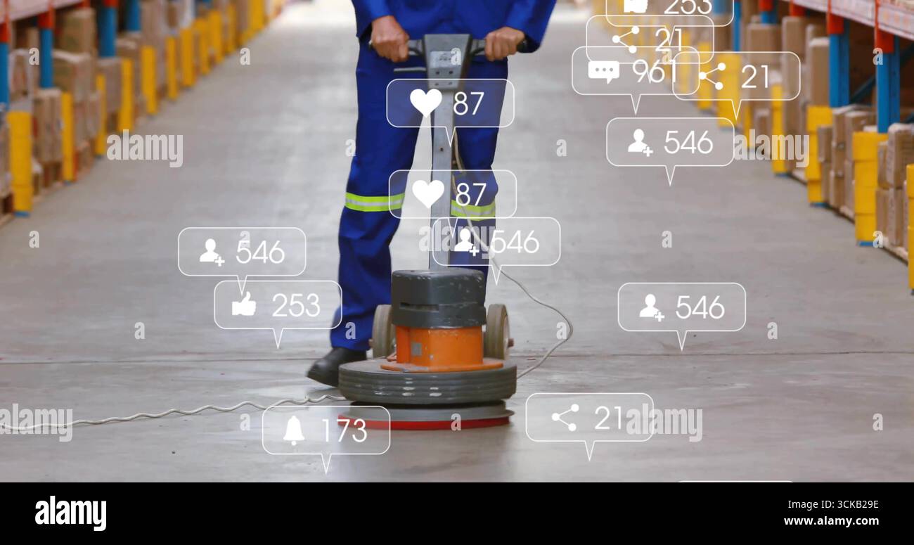 Addetto alla manutenzione con tute blu che utilizzano la lucidatrice per pavimenti in magazzino, con icone digitali sovrapposte Foto Stock