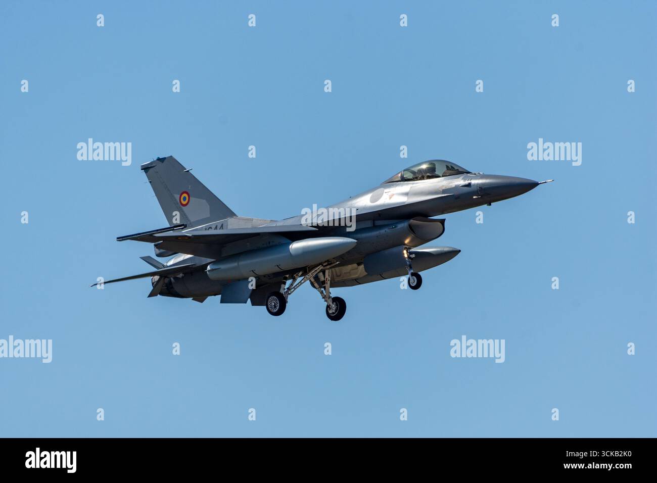 F-16 dell'aeronautica rumena che si esibisce al BIAS 2025, all'alba lanciando razzi contromisure Foto Stock