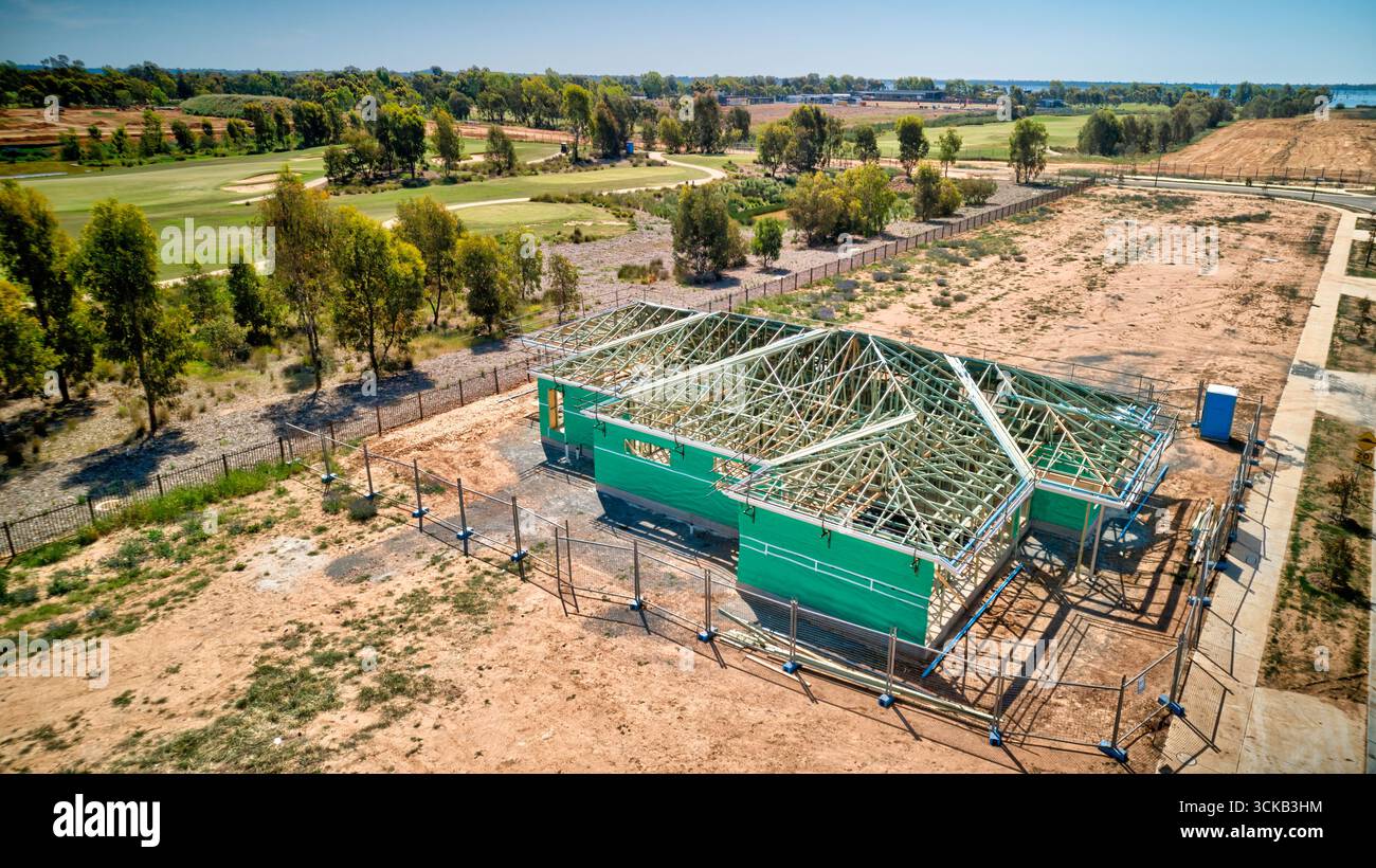 La casa si trova accanto al fairway del campo da golf all'interno di una nuova tenuta nella campagna di Yarrawonga Foto Stock