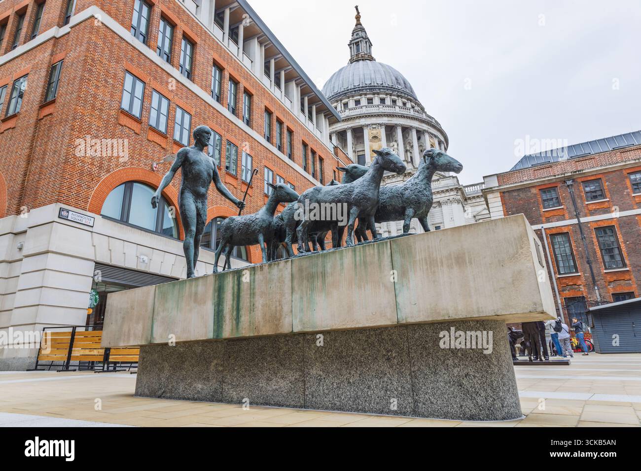 Scultura del pastore e delle pecore con la Cattedrale di San Paolo. Londra, Regno Unito, 10 agosto 2024 Foto Stock