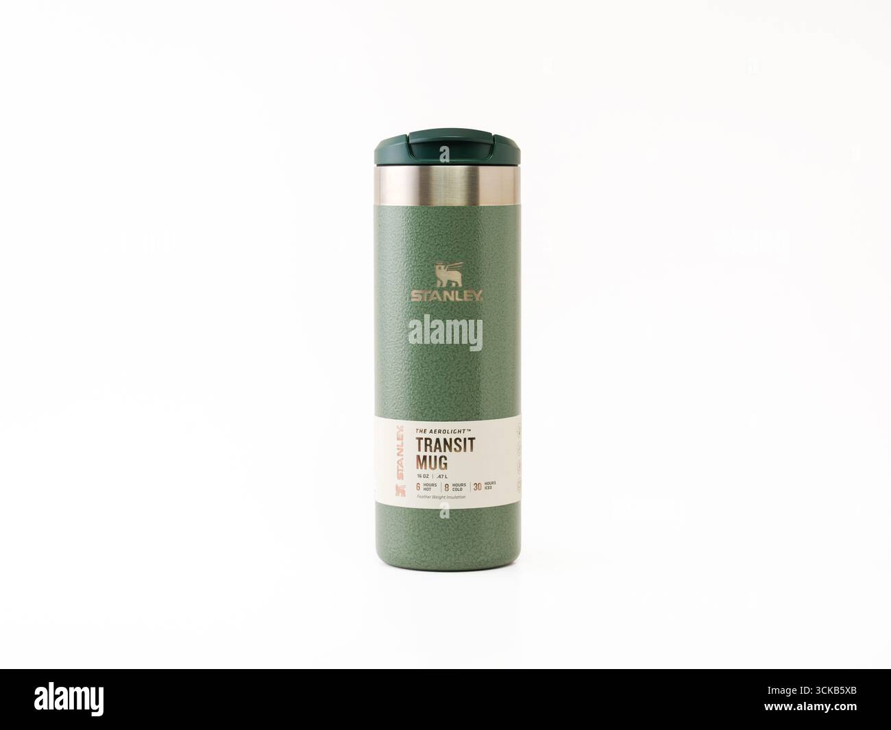 Antalya, Turchia - 17 agosto 2025: Stanley verde resistente la tazza di transito Aerolight per bevande calde e fredde Foto Stock