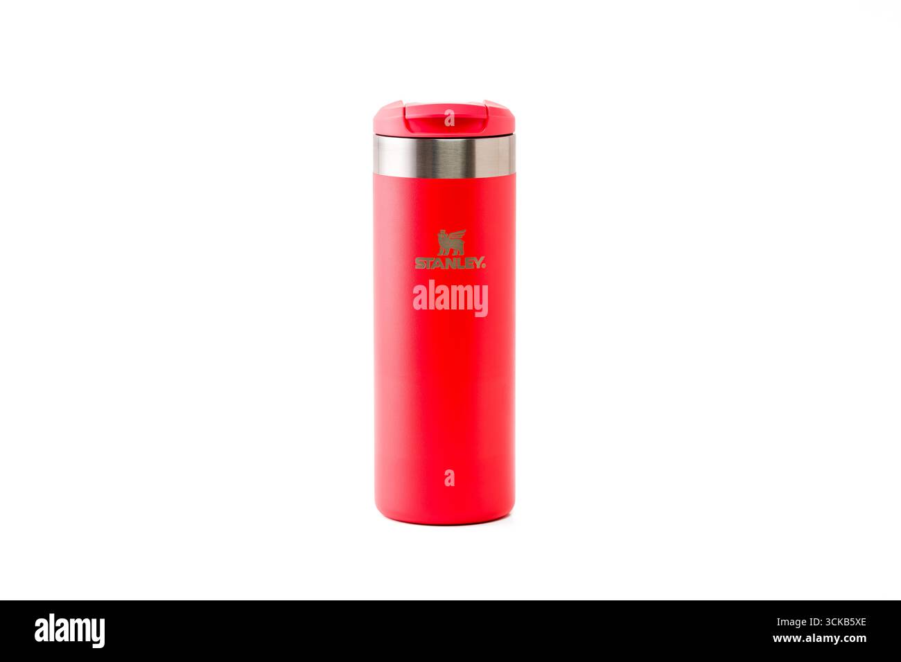 Antalya, Turchia - 17 agosto 2025: Resistente tazza Stanley Aerolight color corallo per bevande calde e fredde Foto Stock