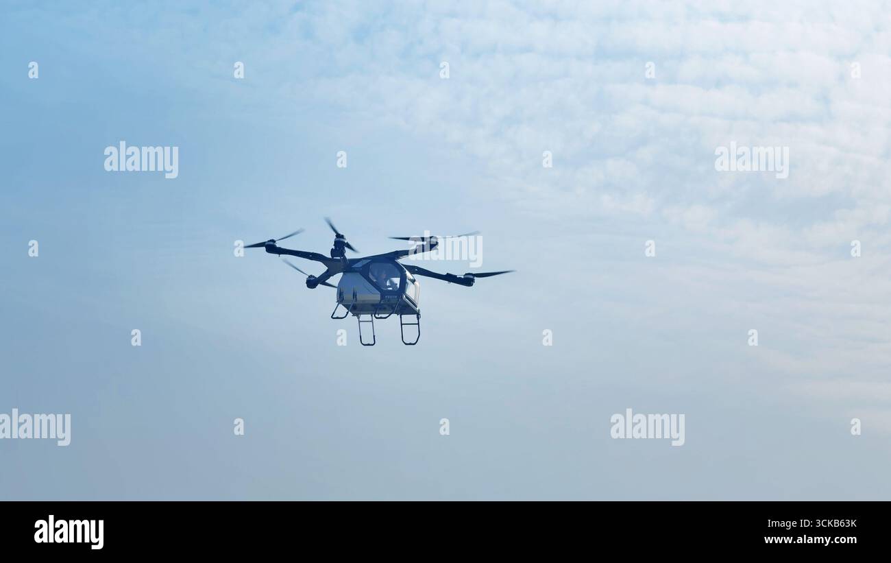 (250911) -- RAS AL KHAIMAH, 11 settembre 2025 (Xinhua) -- il "vettore aereo terrestre" è raffigurato durante una dimostrazione a Ras al Khaimah, negli Emirati Arabi Uniti (EAU), 10 settembre 2025. "Land Aircraft Carrier", un'auto volante sviluppata dalla compagnia cinese XPENG AEROHT, mercoledì ha ricevuto un permesso di volo speciale a Ras al Khaimah, l'emirato più settentrionale degli Emirati Arabi Uniti. (XPENG/handout tramite Xinhua) Foto Stock